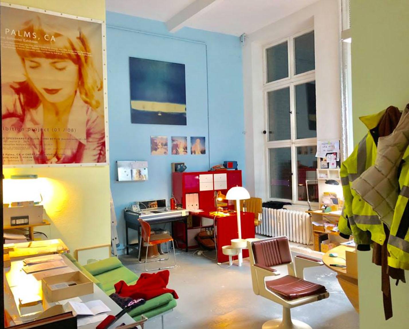 Exxon - Paysage contemporain, Paysage, États-Unis, Polaroid, Paysage, couleur, photographie - Contemporain Photograph par Stefanie Schneider