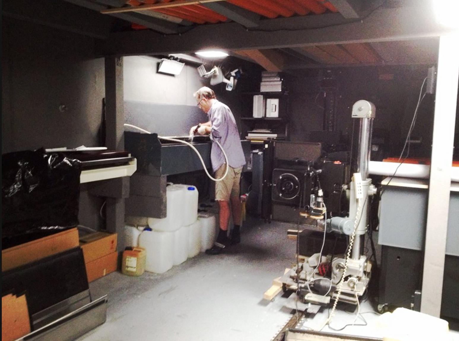 Exxon - Paysage contemporain, Paysage, États-Unis, Polaroid, Paysage, couleur, photographie - Beige Color Photograph par Stefanie Schneider