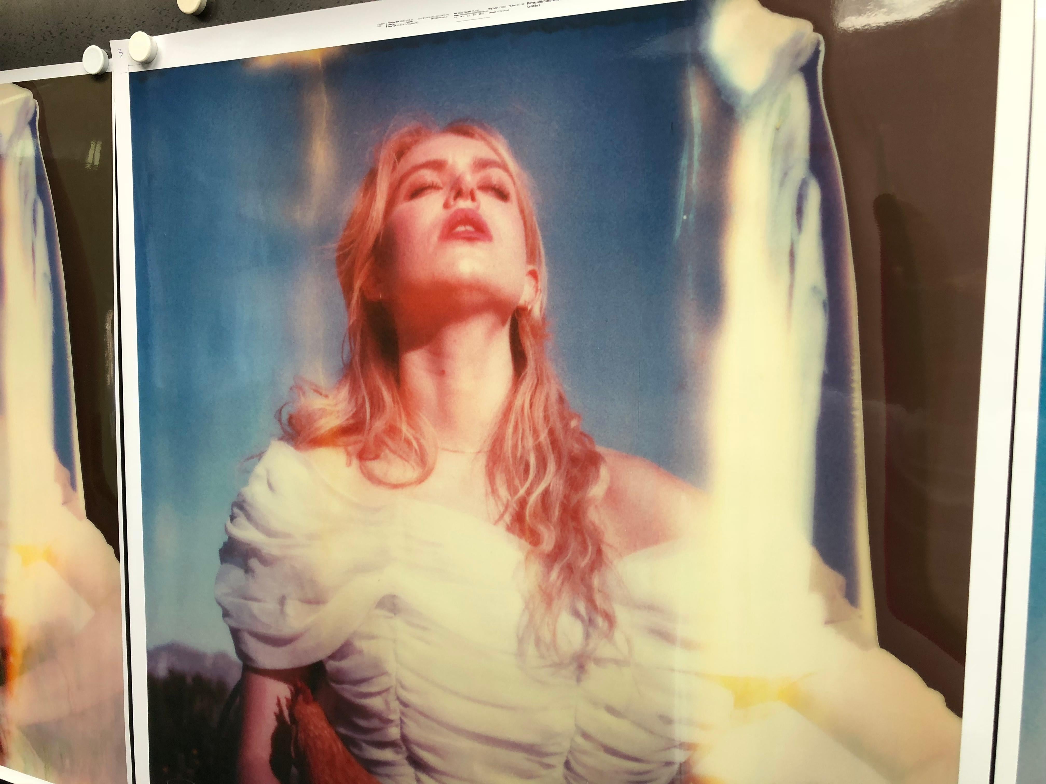 Toque de Pluma (Pollitos y Pollitas y a veces Gallos) - basado en la Polaroid - Photograph de Stefanie Schneider
