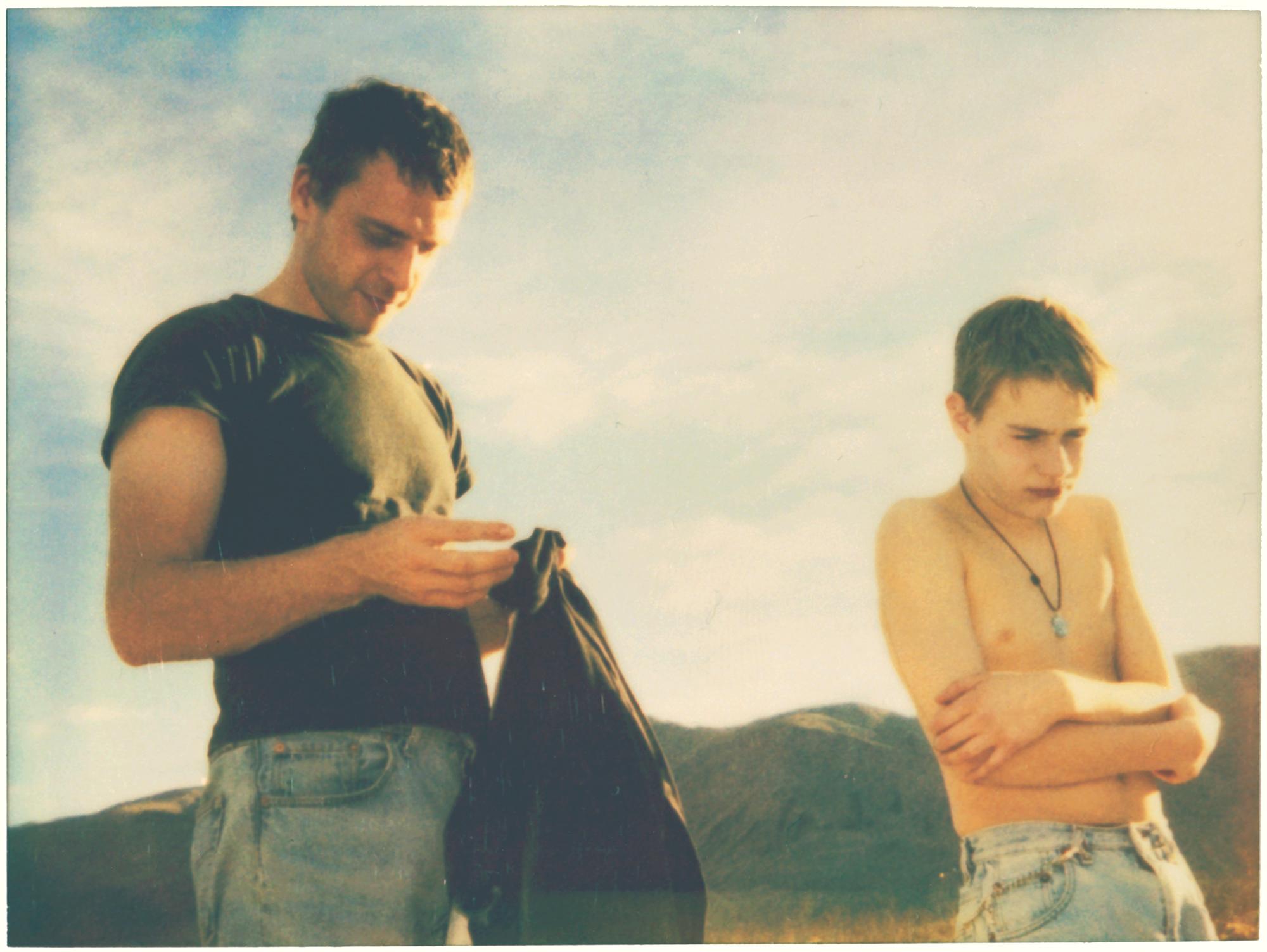 Stefanie Schneider Portrait Photograph – Felix und Dominique (Kalifornienblauer Raumteiler) – analog, montiert