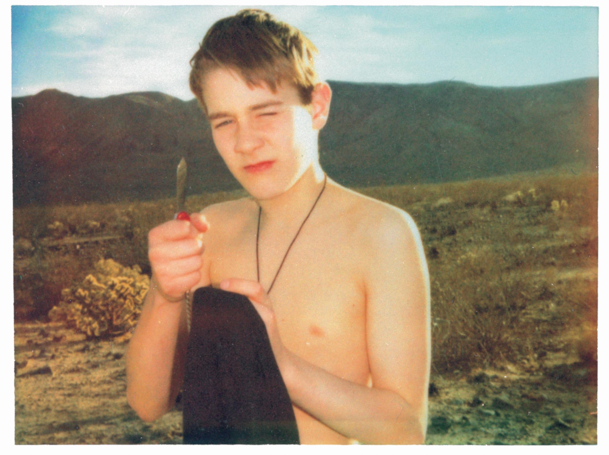 Portrait Photograph di Stefanie Schneider - Felix con coltello (California Blue Screen) - analogico