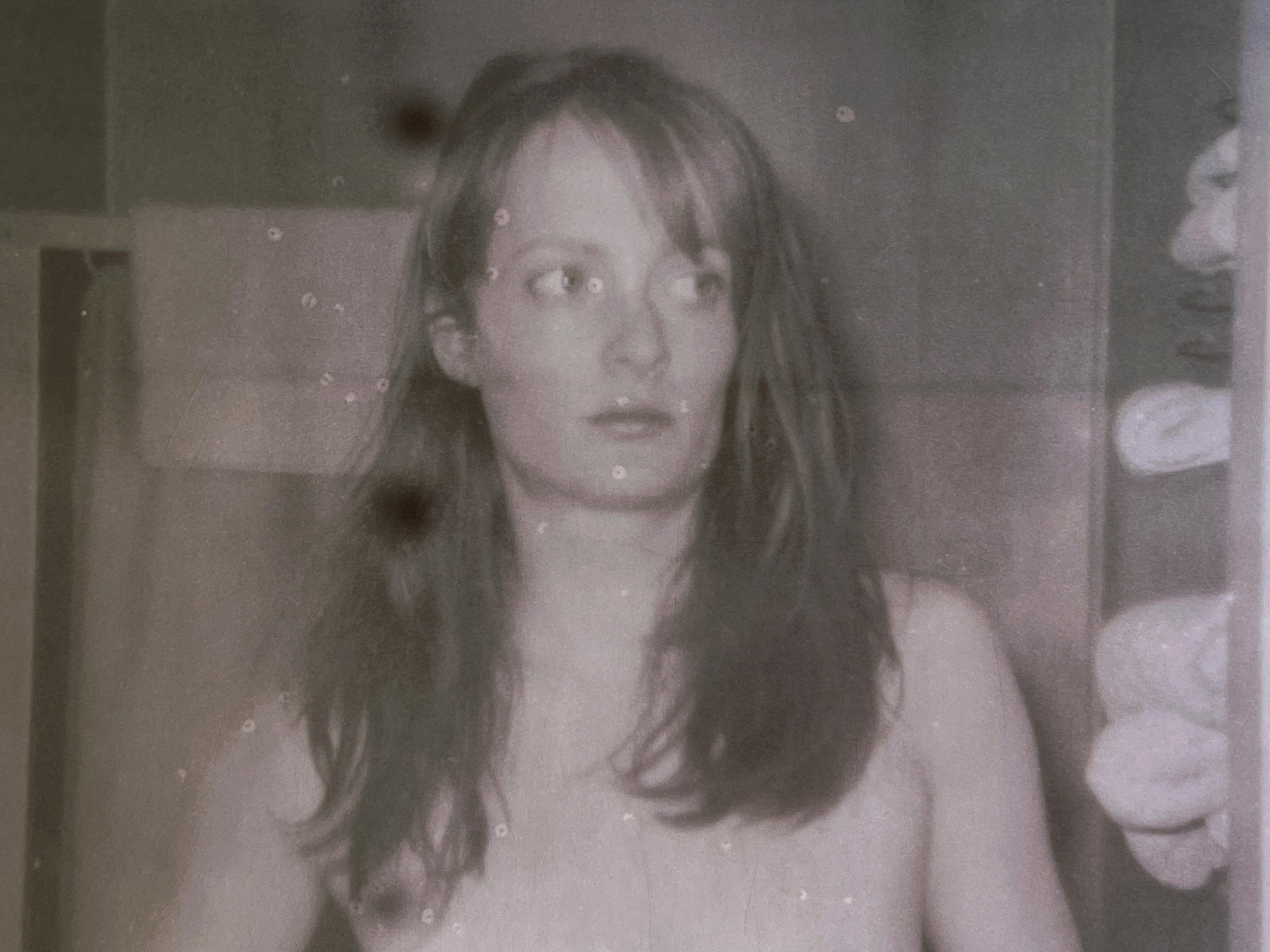 Fighting back the Darkness (La mort nous fait partie), Polaroid nu - Photograph de Stefanie Schneider