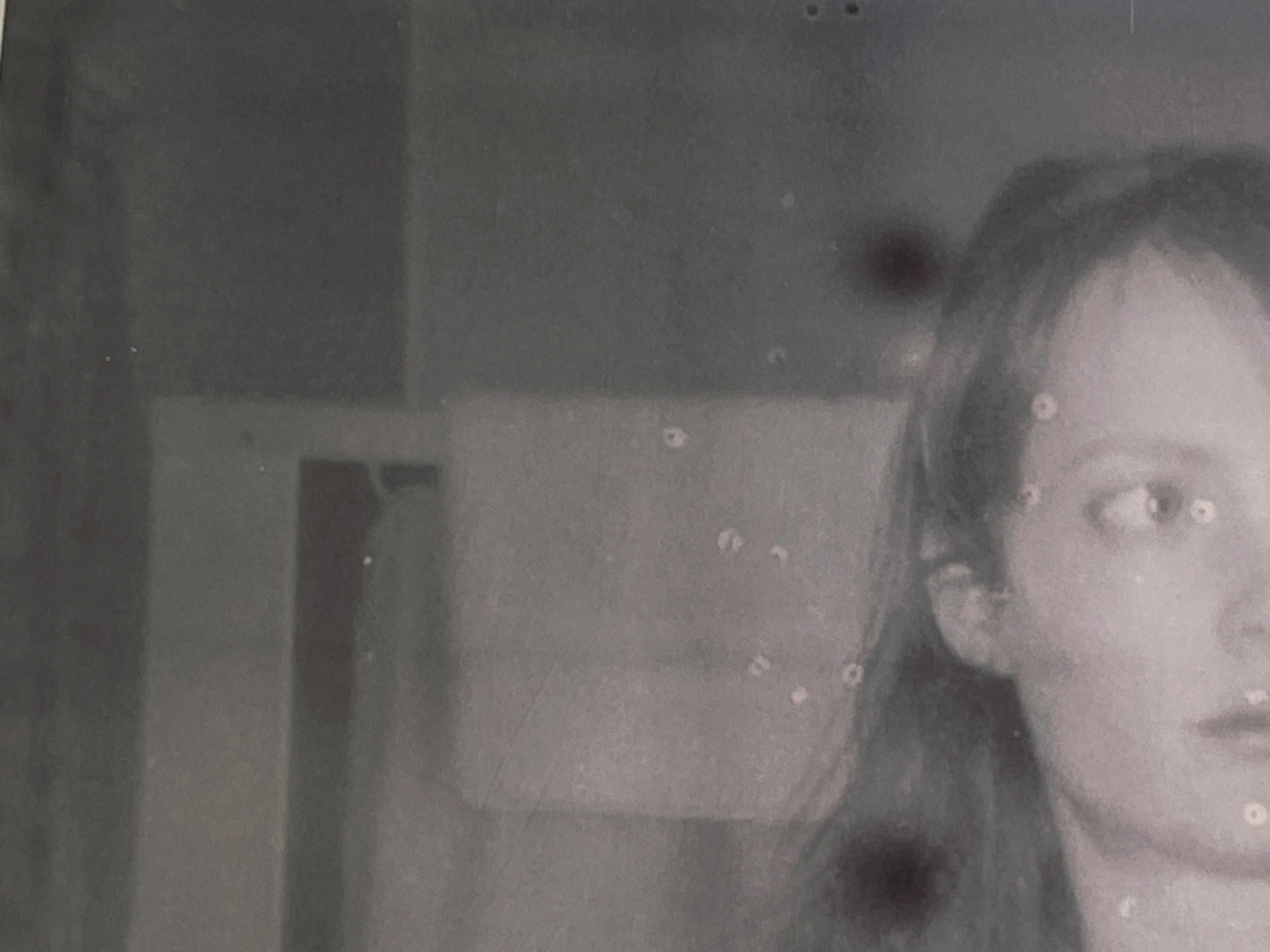 Fighting back the Darkness (La mort nous fait partie), Polaroid nu - Gris Black and White Photograph par Stefanie Schneider