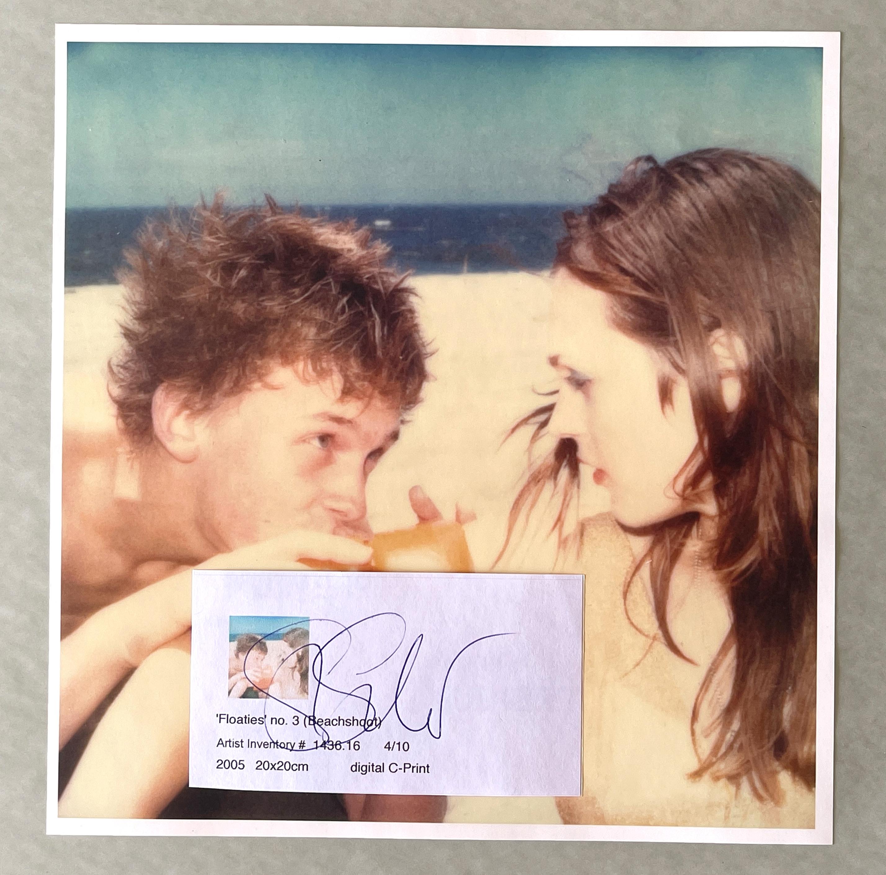 Floaties #3 (Beachshoot) - Polaroid, vintage, analogique, contemporain - Beige Color Photograph par Stefanie Schneider