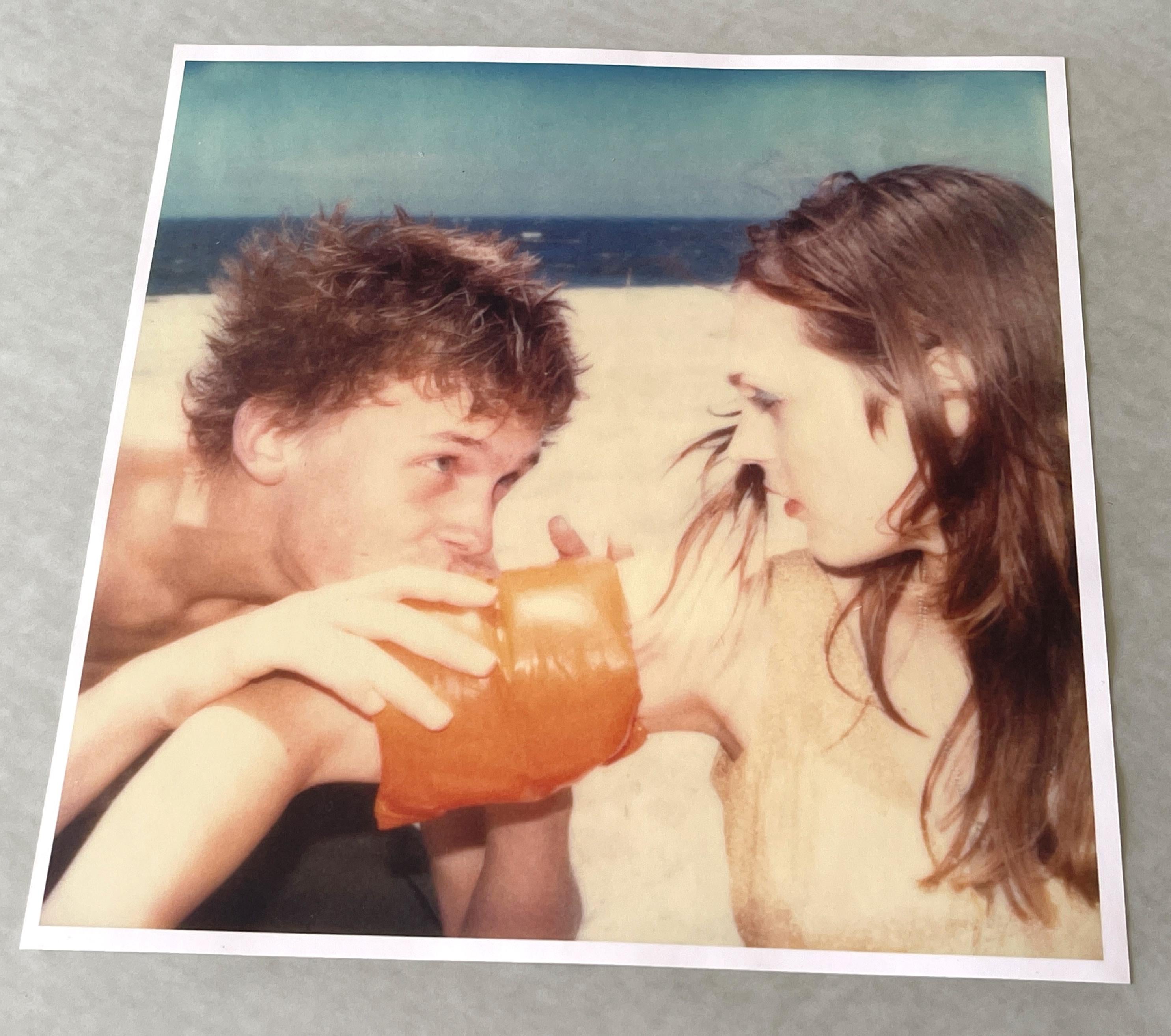 Floaties #3 (Beachshoot) - Polaroid, vintage, analogique, contemporain - Photograph de Stefanie Schneider