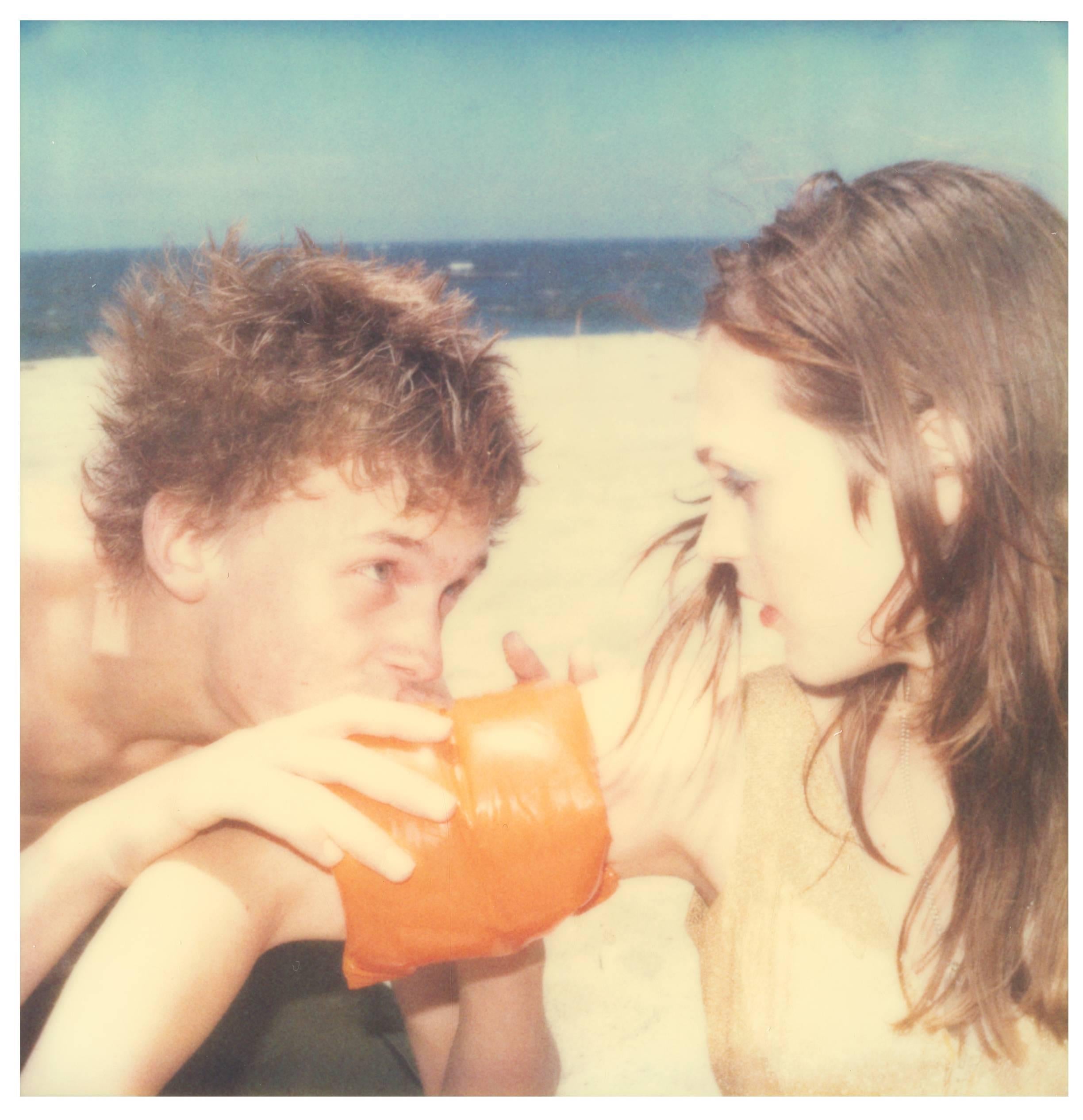 Color Photograph Stefanie Schneider - Floaties #3 (Beachshoot) - Polaroid, vintage, analogique, contemporain