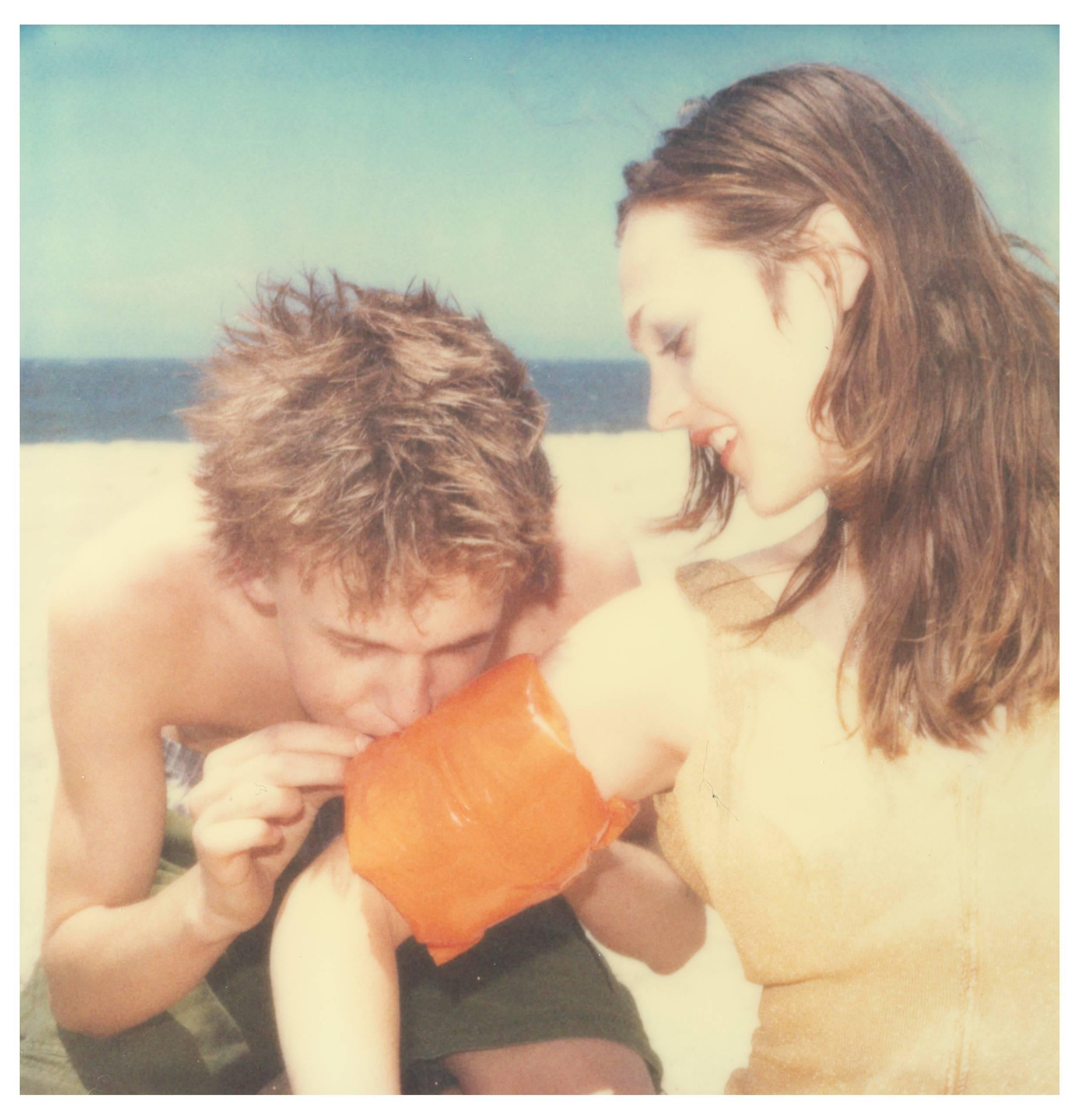 Portrait Photograph Stefanie Schneider - Floaties (Beachshoot) - Contemporain, 21e siècle, Polaroid, Figuratif