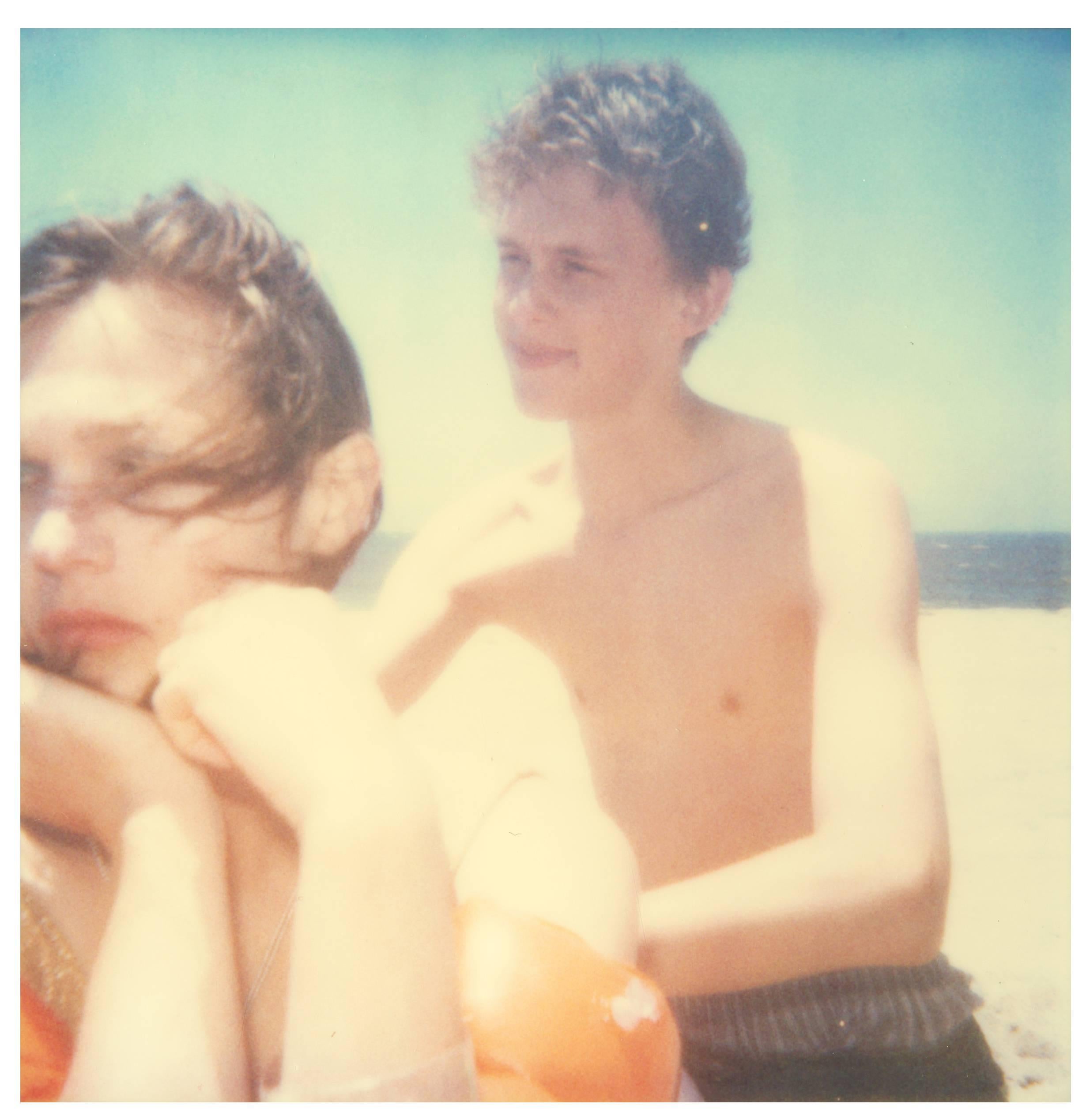 Portrait Photograph Stefanie Schneider - Floaties I (Beachshoot) Contemporain, 21e siècle, Polaroid, Figuratif
