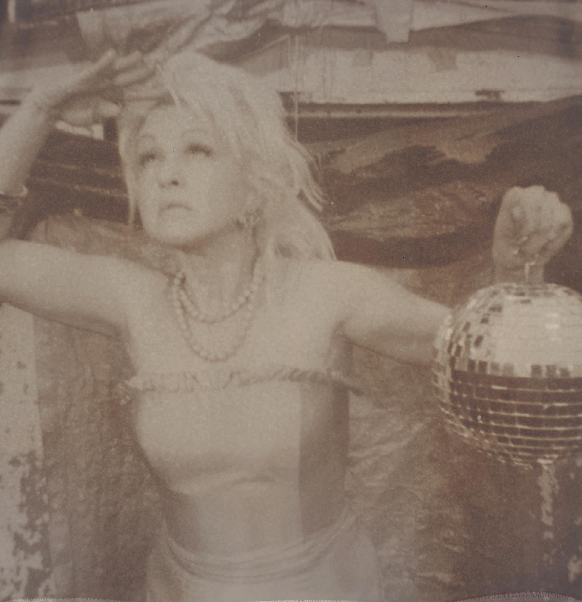 Black and White Photograph di Stefanie Schneider - Fly me to the Moon (Cyndi Lauper) - Servizio di copertina del disco "Bring Ya to the Brink