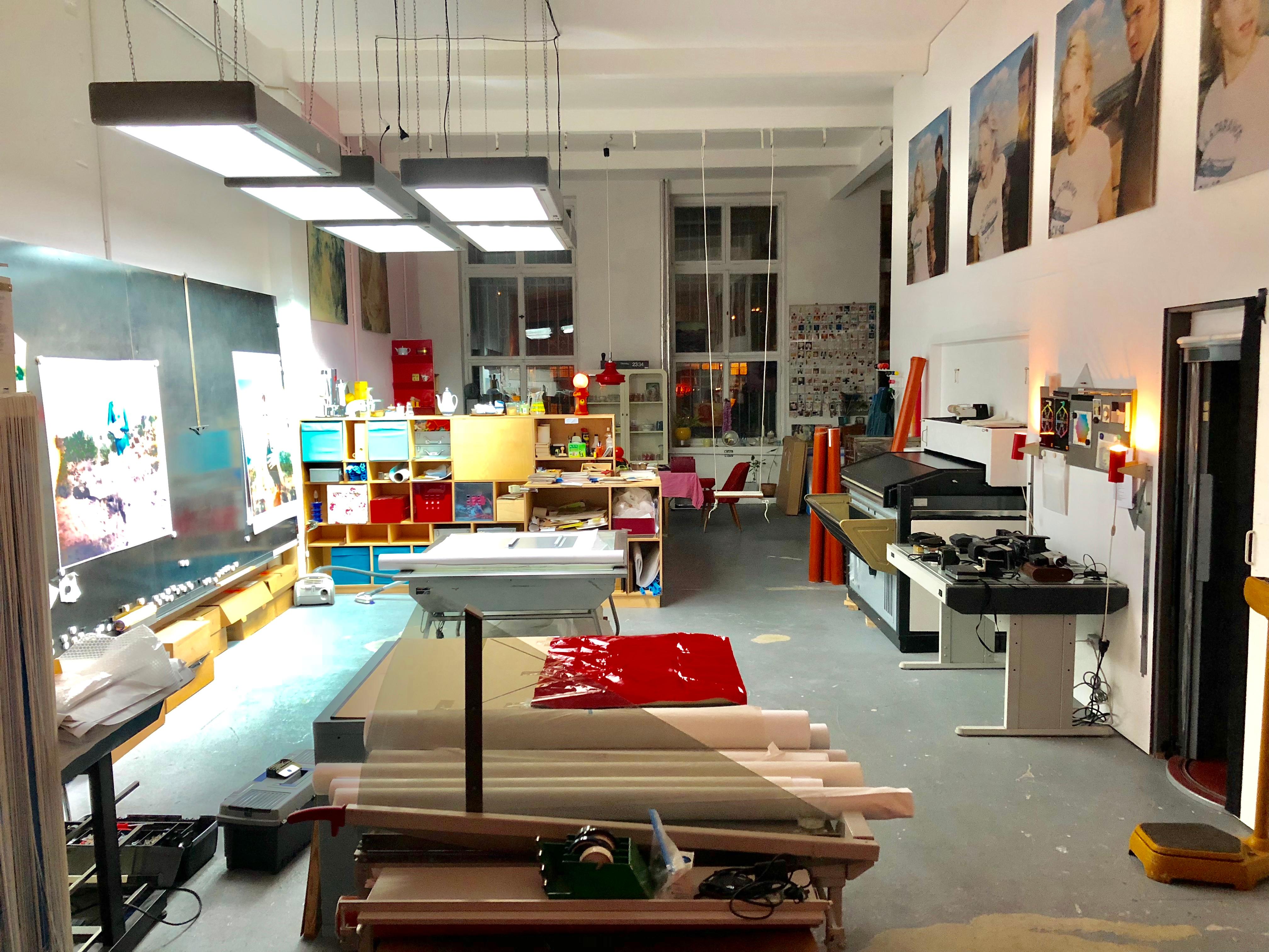 Flying Boy (Stay) - Contemporain, Figuratif, Polaroid, Photographie, Film 2