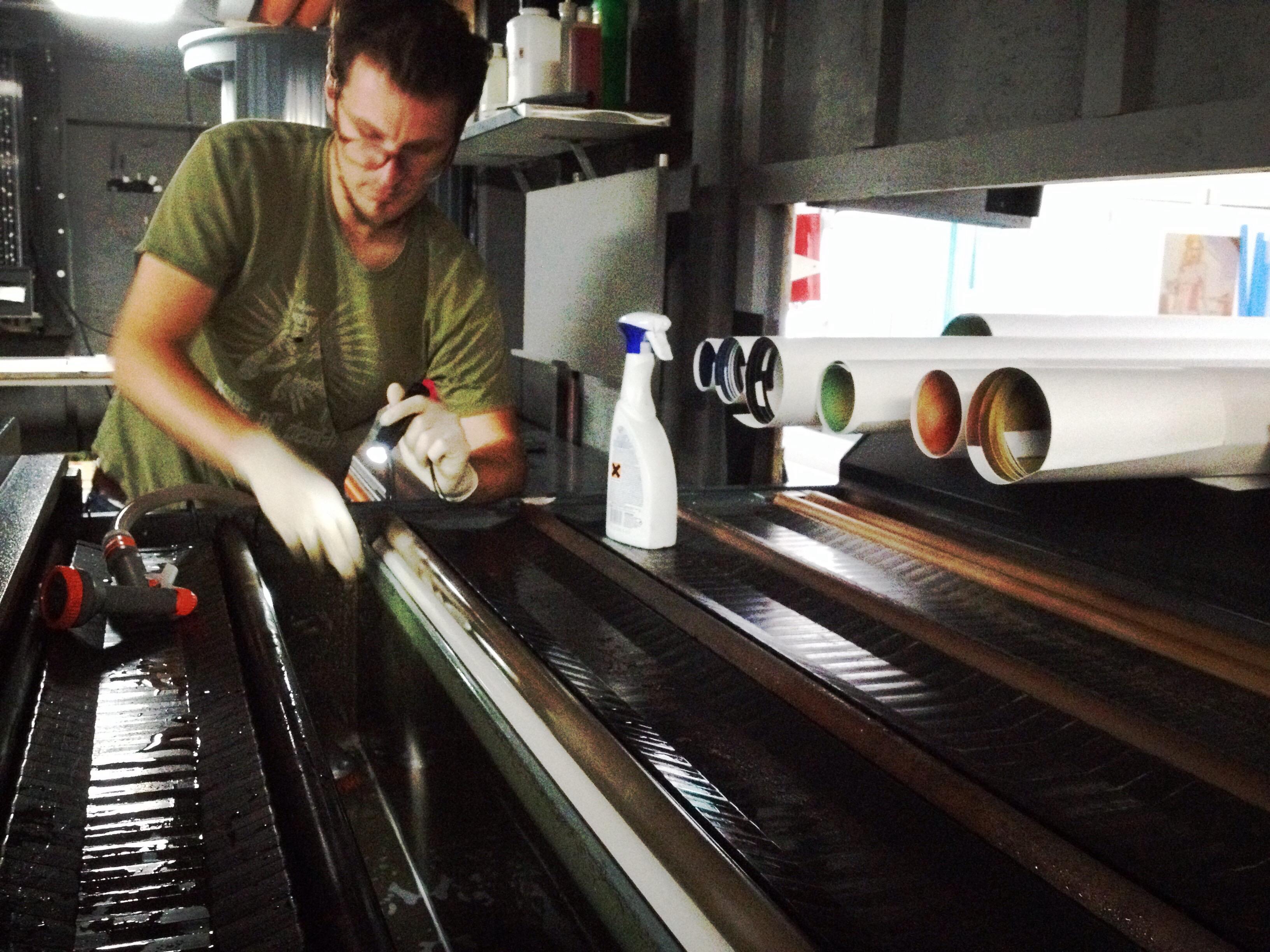 Flying Boy (Stay) - Contemporain, Figuratif, Polaroid, Photographie, Film 5