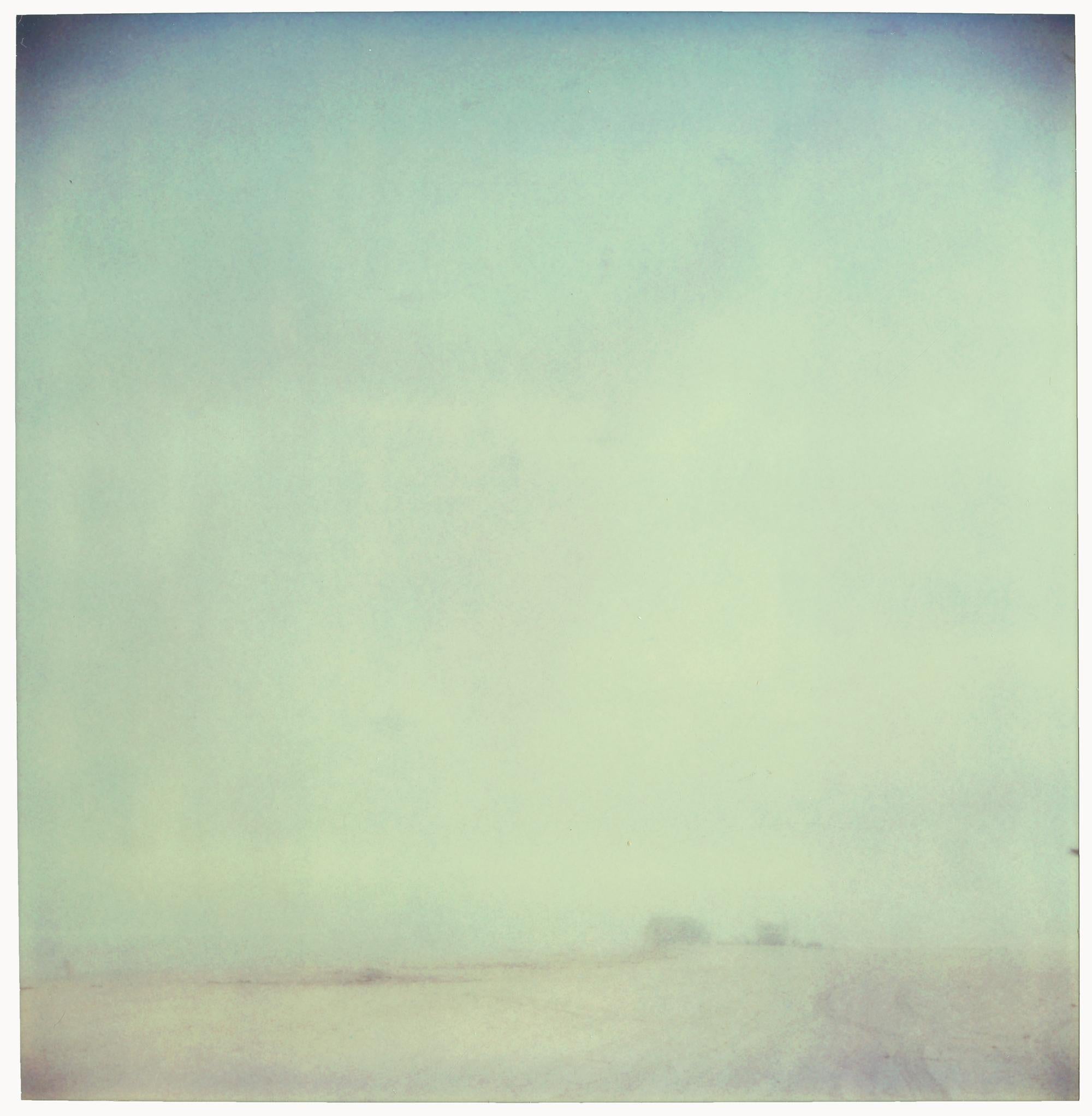 Stefanie Schneider Color Photograph – Fog (Die letzte Bilderschau) – Polaroid, analog, Landschaft