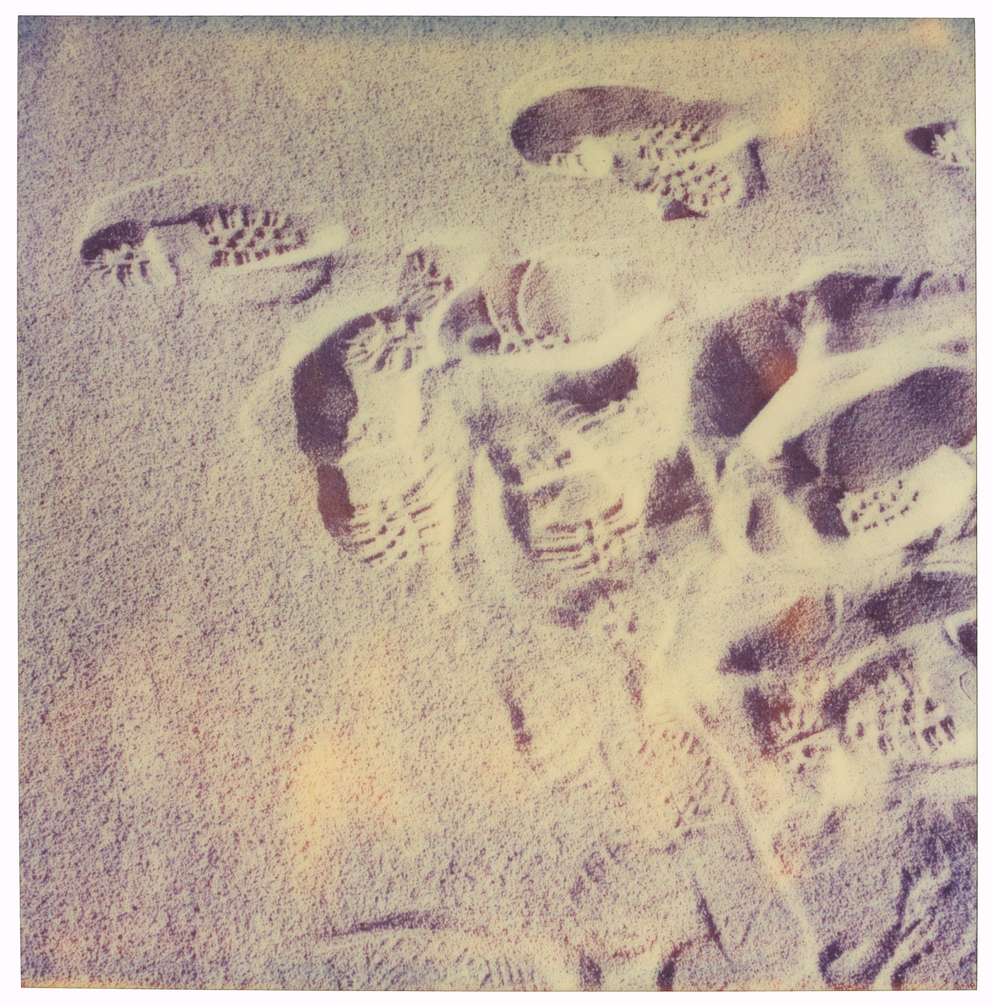 Stefanie Schneider Landscape Photograph – Fußstapfen im Sand (Die letzte Bilderschau)