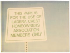 Nur für Mitglieder (Suburbia) - mit Radha Mitchell - Contemporary, Polaroid