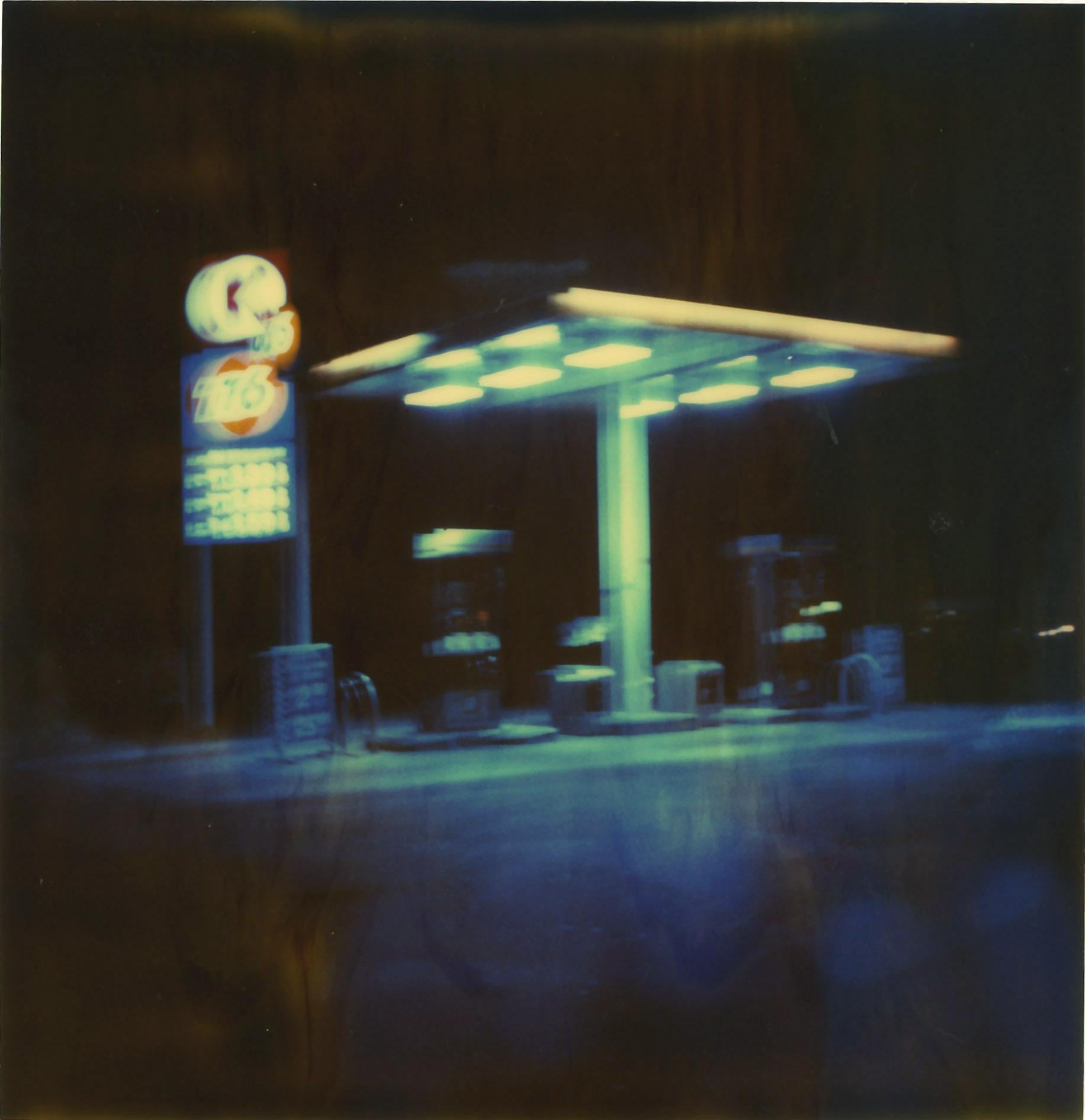 Gas Station at Night (Stranger than Paradise) - diptyque - Contemporain Photograph par Stefanie Schneider