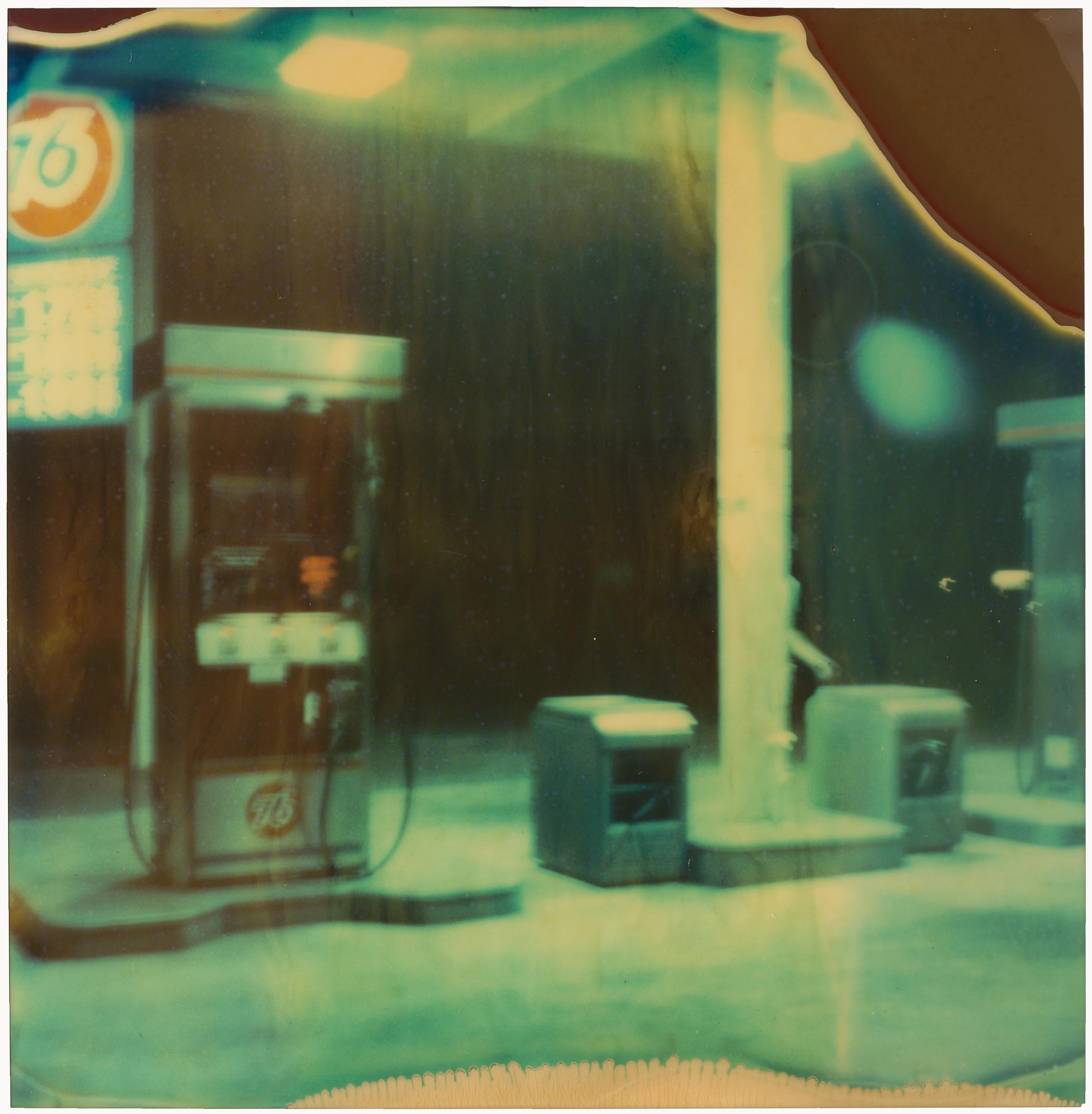 Gasstation bei Nacht  (Stranger than Paradise) - 4 Pieces, analog, montiert (Braun), Color Photograph, von Stefanie Schneider