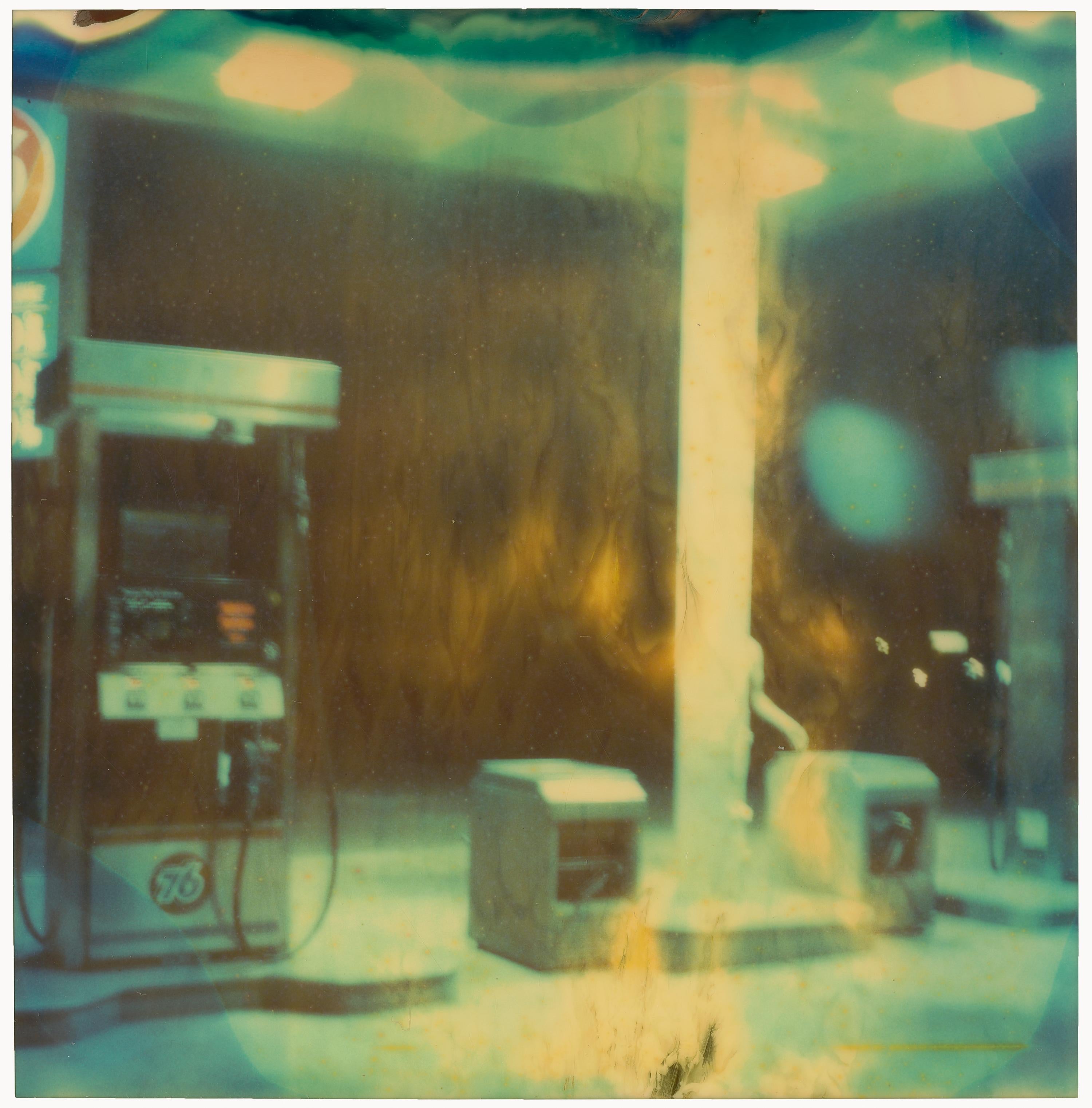 Tankstelle bei Nacht I (Stranger than Paradise) - 2006

Auflage 1/5, 
48x46 pro Stück, 93x91cm mit Lücken installiert. 
4 analoge C-Prints, von der Künstlerin handgedruckt, basierend auf den 4 Polaroids.  
Montiert auf Aluminium mit mattem
