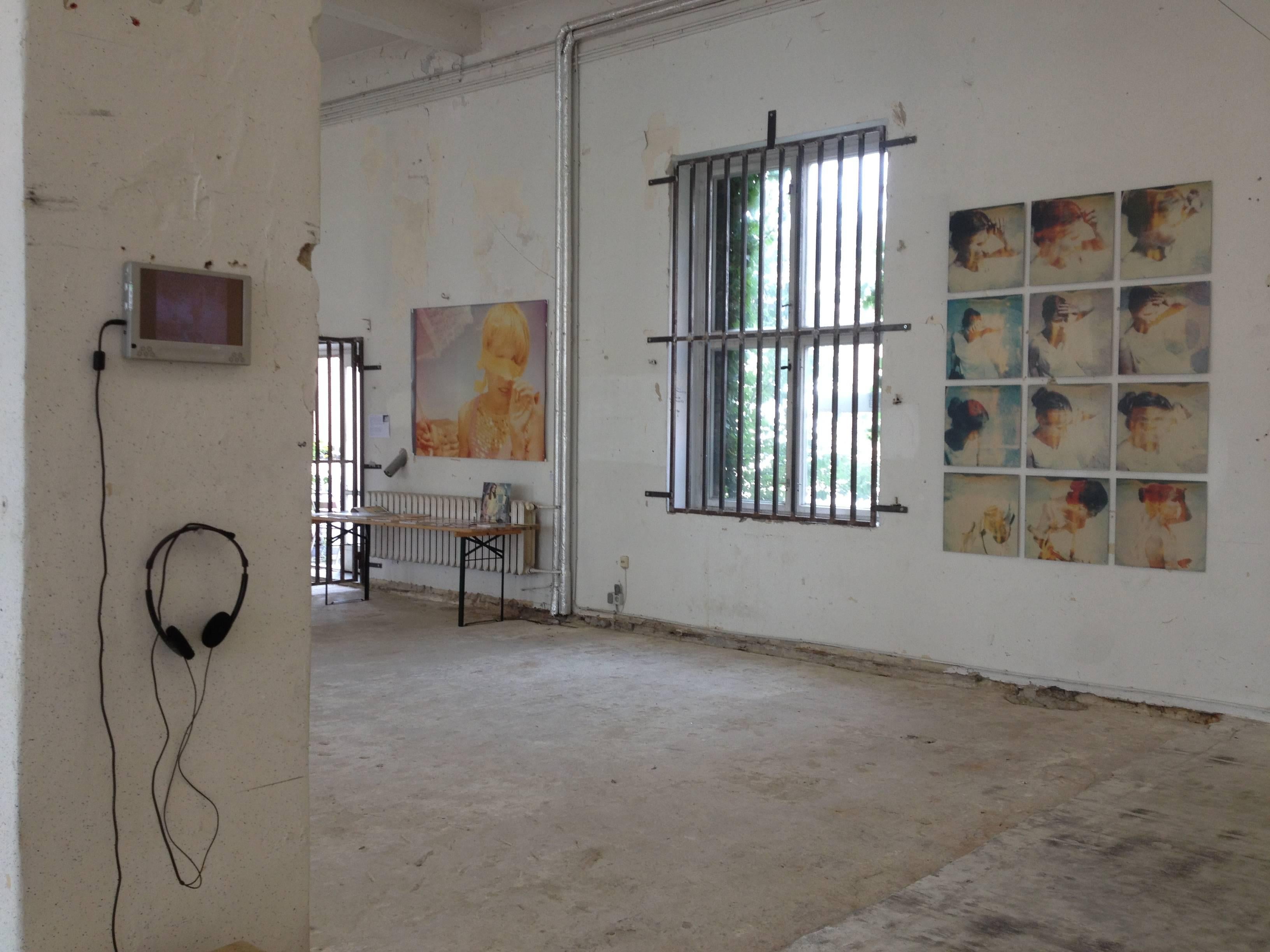 Gesten - 21. Jahrhundert, Polaroid, Porträt, Contemporary, Selbstporträt im Angebot 7