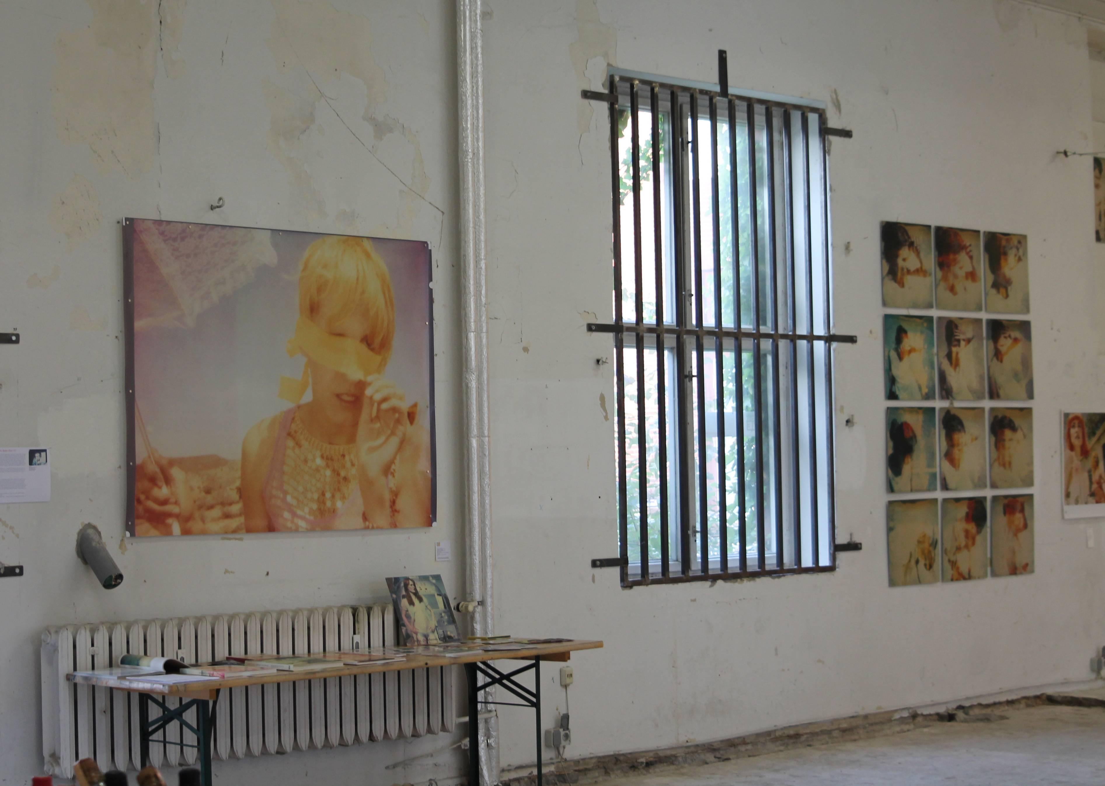 Gesten - 21. Jahrhundert, Polaroid, Porträt, Contemporary, Selbstporträt im Angebot 9