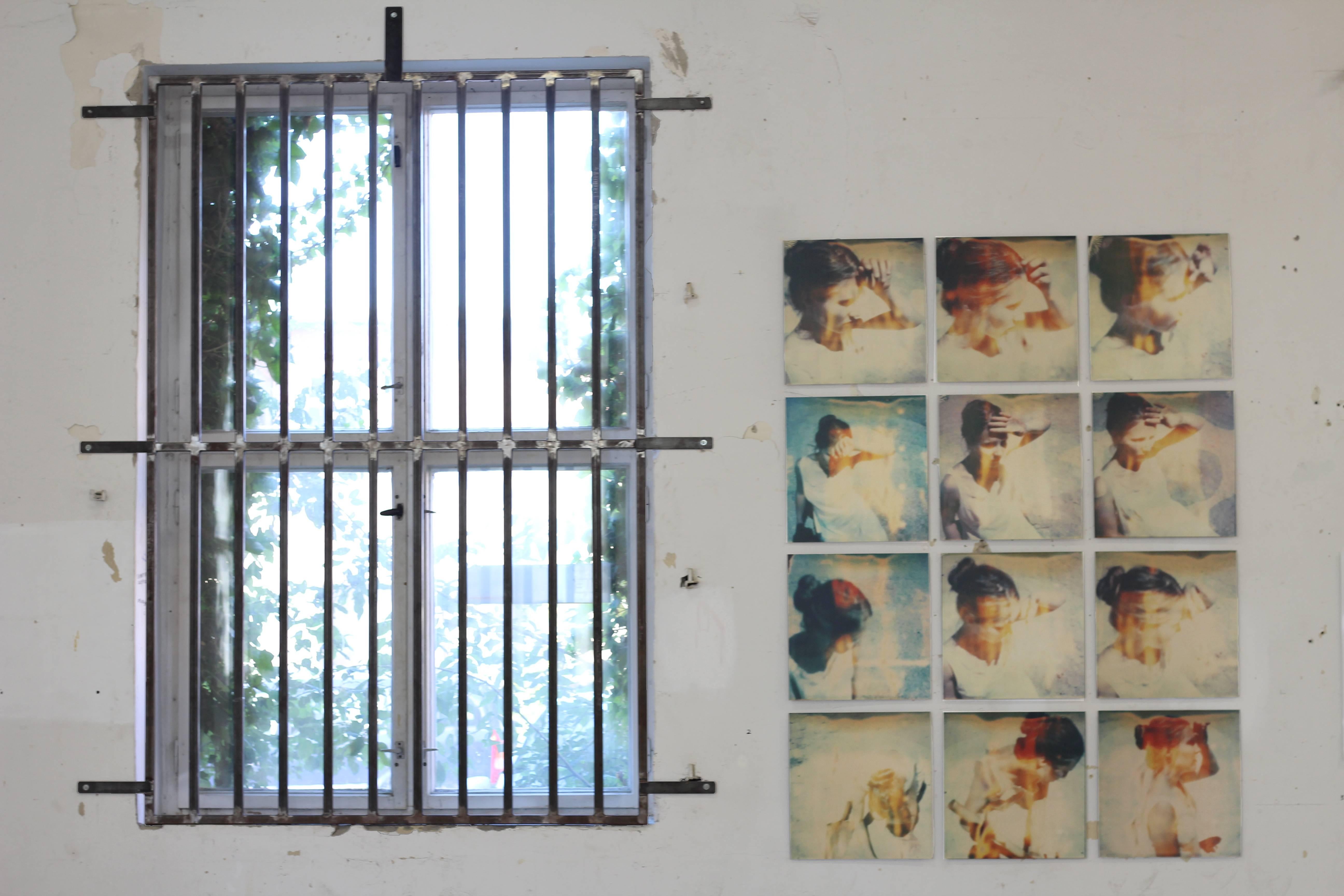 Gesten - 21. Jahrhundert, Polaroid, Porträt, Contemporary, Selbstporträt im Angebot 10