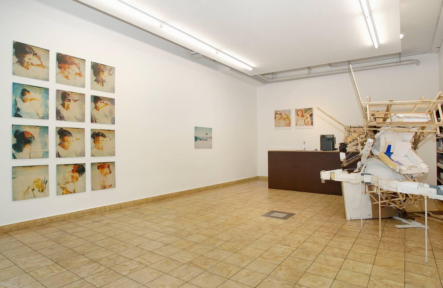 Gesten - 21. Jahrhundert, Polaroid, Porträt, Contemporary, Selbstporträt im Angebot 11