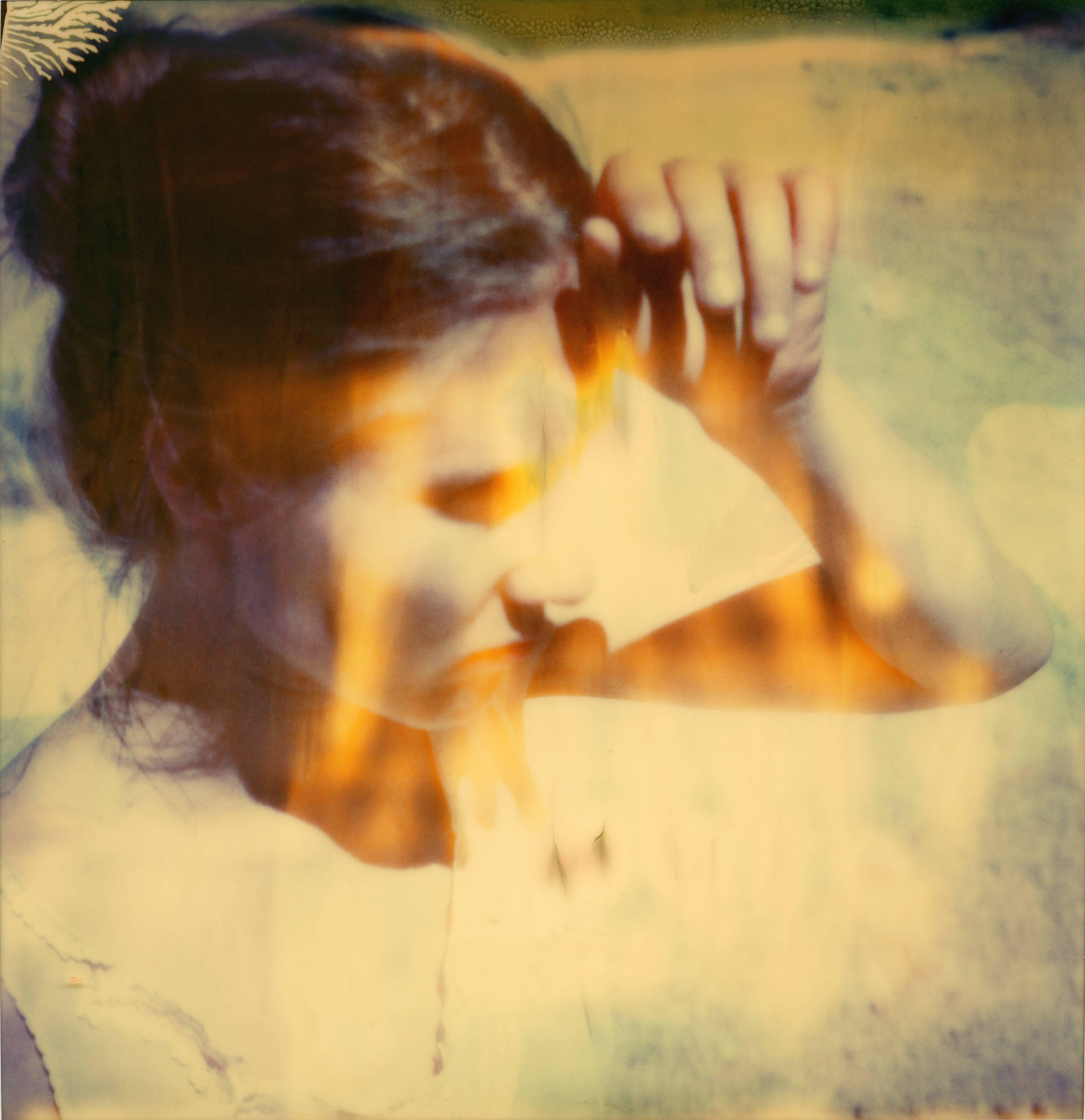 Gesten - 21. Jahrhundert, Polaroid, Porträt, Contemporary, Selbstporträt – Photograph von Stefanie Schneider