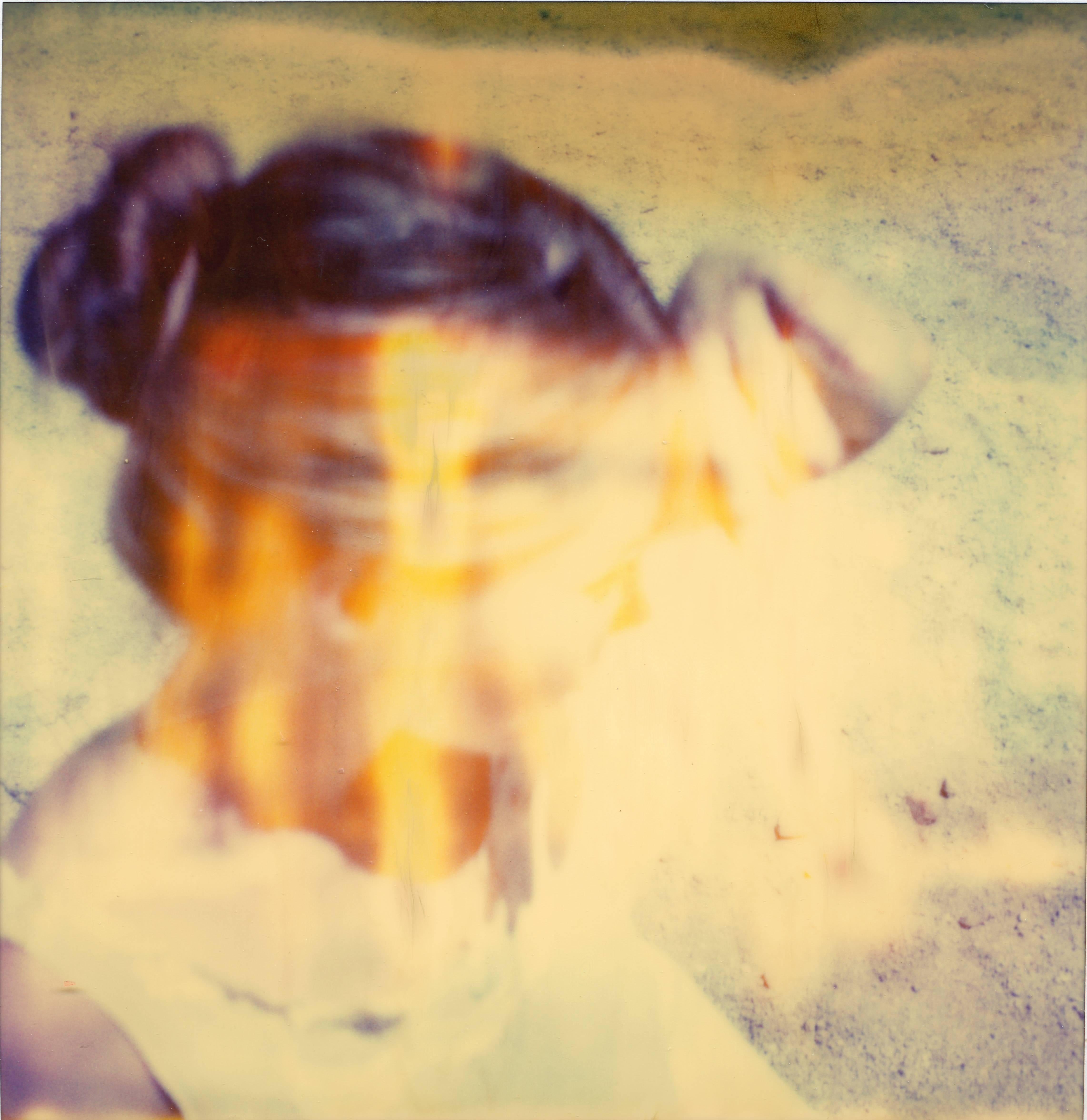 Gesten - 21. Jahrhundert, Polaroid, Porträt, Contemporary, Selbstporträt (Beige), Color Photograph, von Stefanie Schneider