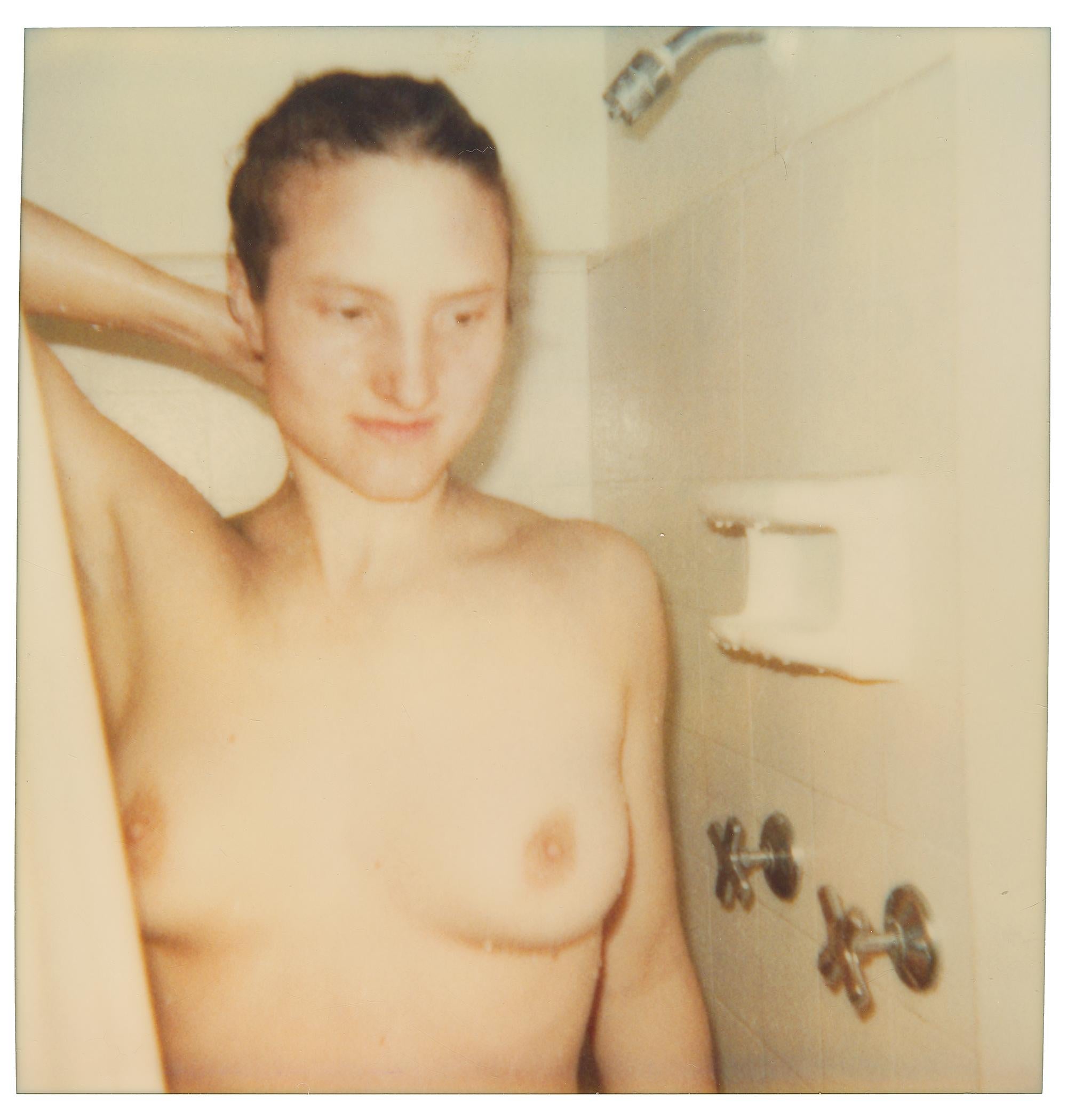 Stefanie Schneider Nude Photograph – Mädchenakt (29 Palms, CA) 50x50cm - Polaroid, Contemporary, 20. Jahrhundert, Akt
