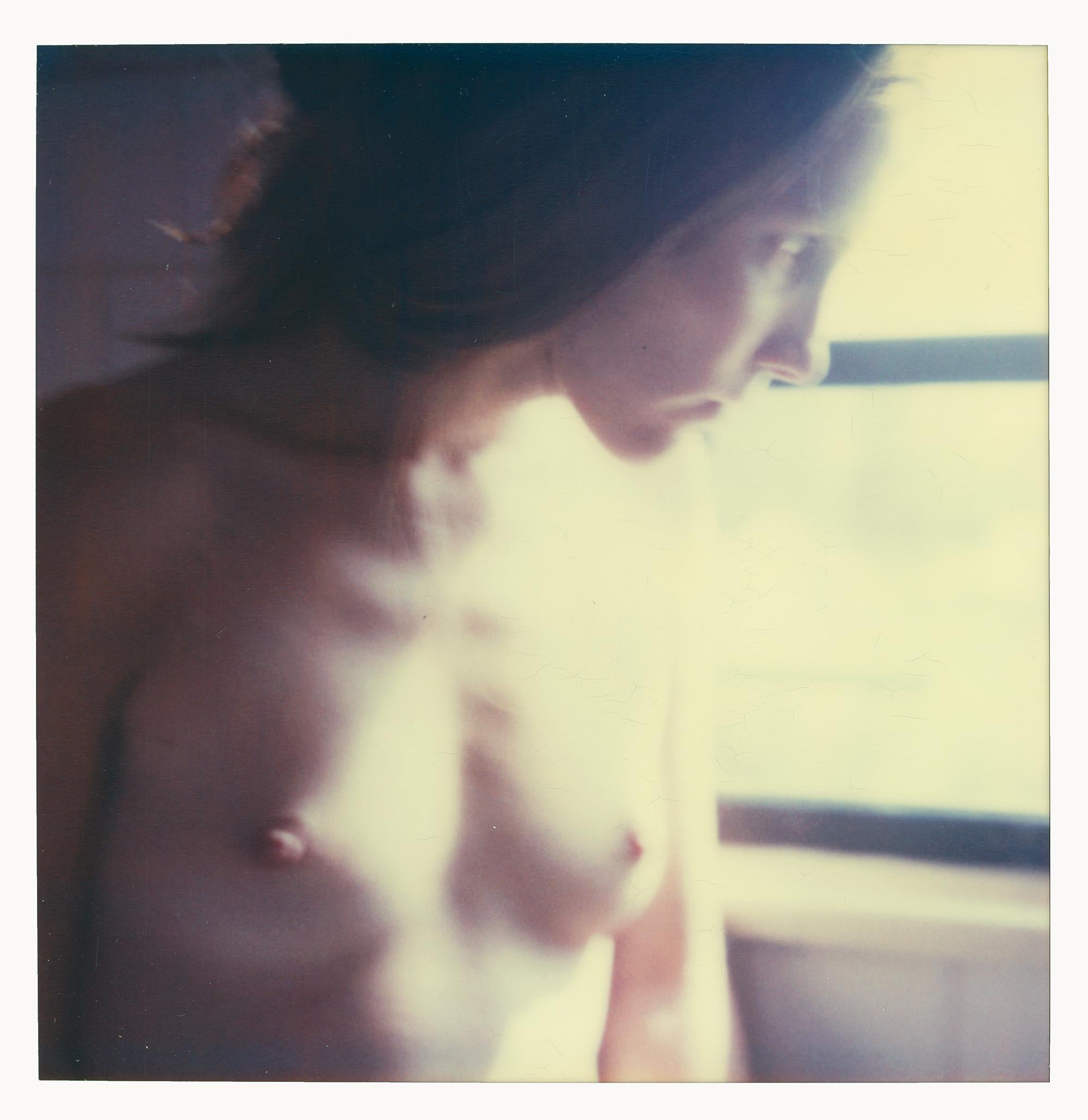 Stefanie Schneider Color Photograph – Mädchen Akt im Fenster – Badezeit III (29 Palmen, CA) nach einem Polaroid