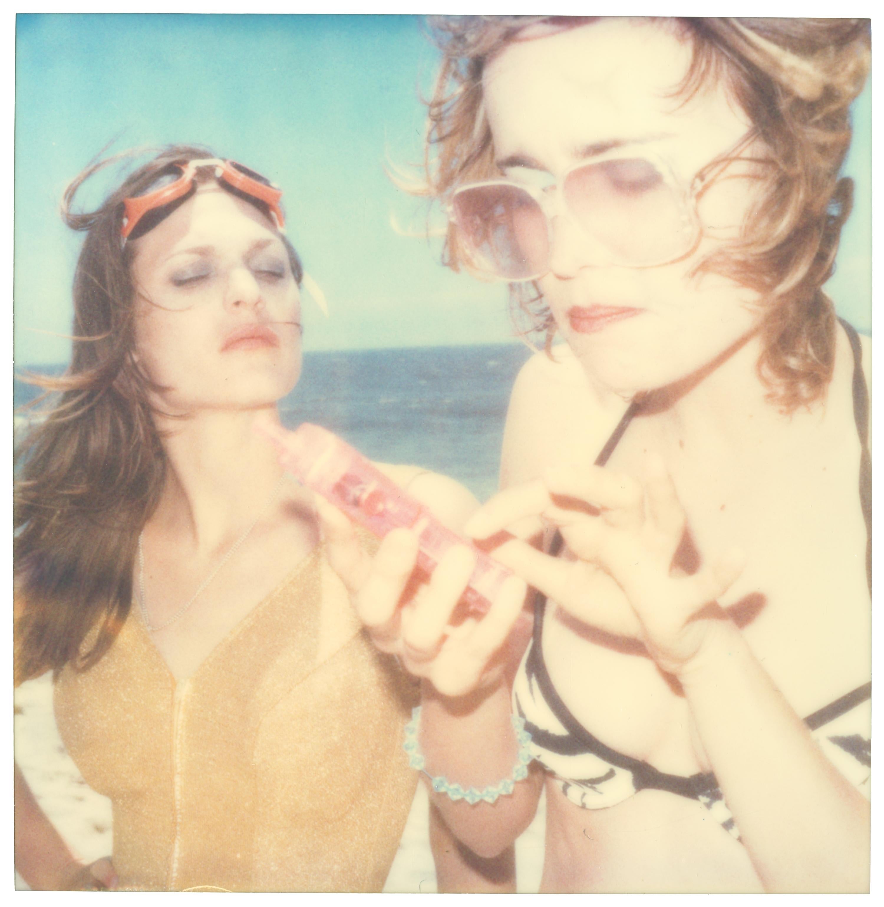 Portrait Photograph di Stefanie Schneider - Ragazze (Beachshoot)
