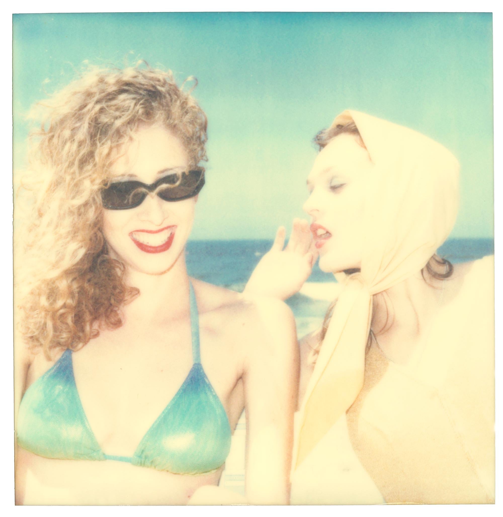 Gossip (Beachshoot) - Polaroid, Contemporary - Photograph de Stefanie Schneider