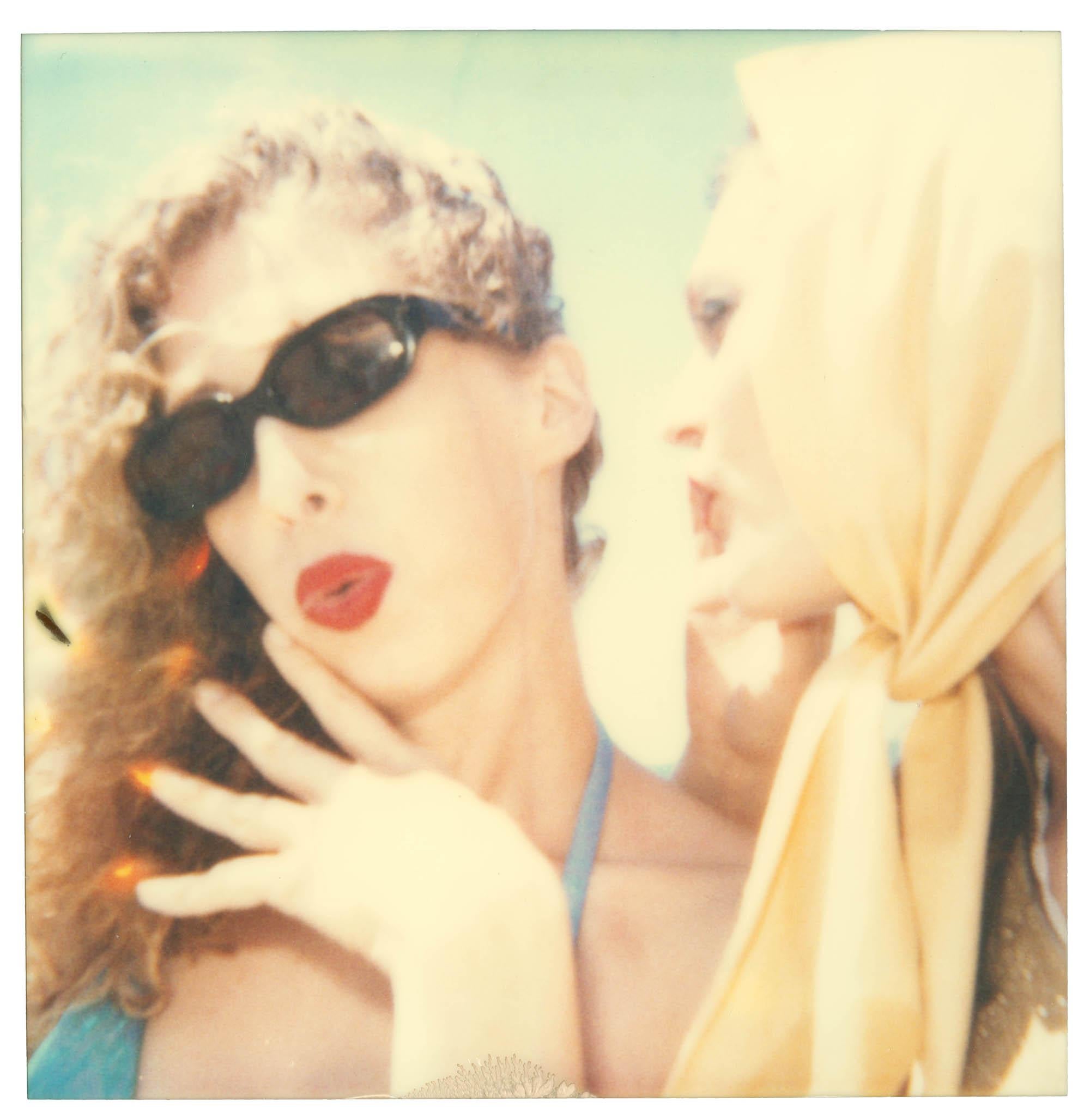 Gossip (Beachshoot) - Polaroid, Contemporary - Contemporain Photograph par Stefanie Schneider