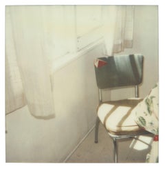 Grüner Stuhl (29 Palms, Kalifornien) – 20. Jahrhundert, Zeitgenössisch, Polaroid, Analog, Farbe