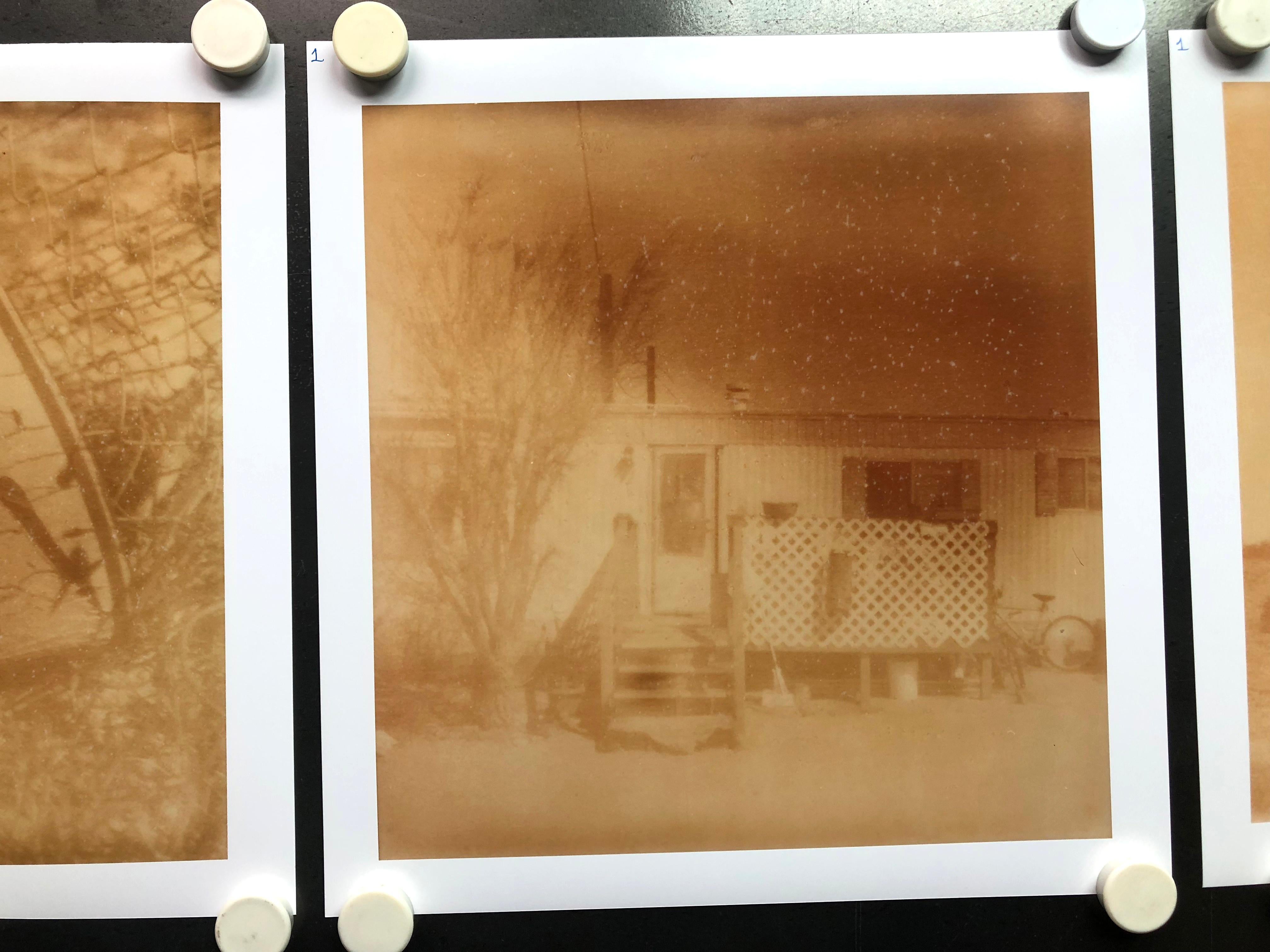 Hacienda Trailer Park (Oxanas 30. Geburtstag) -Zeitgenössisch, Landschaft, Polaroid (Beige), Color Photograph, von Stefanie Schneider