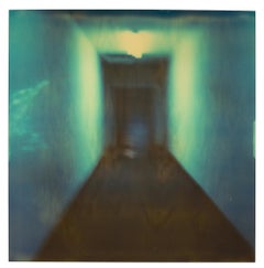 Couloir I  (Suburbia) - Contemporain, Polaroid, Analogique, Portrait