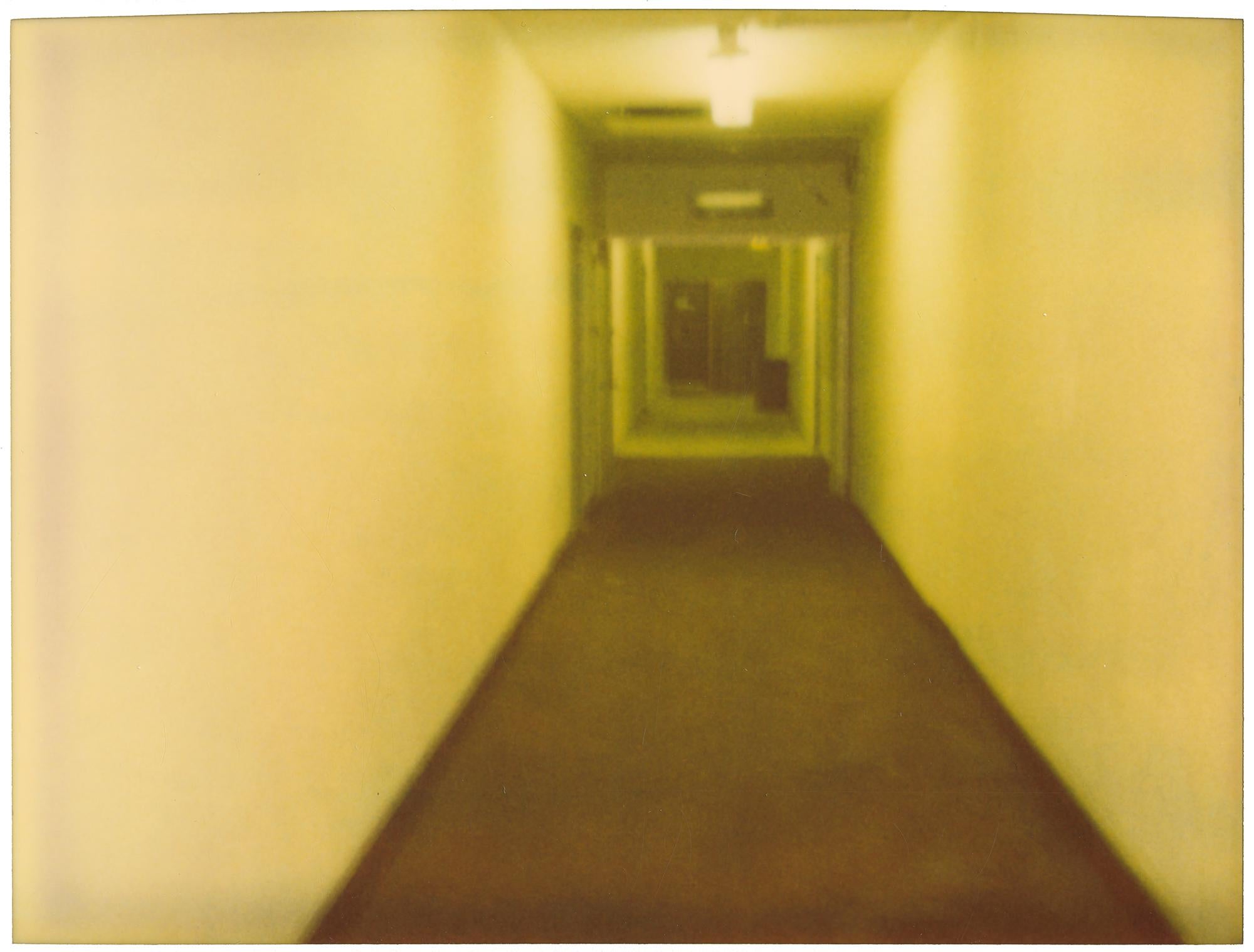 Color Photograph Stefanie Schneider - Hallway III (Suburbia) - Contemporain, Polaroid, Photographie, Portrait