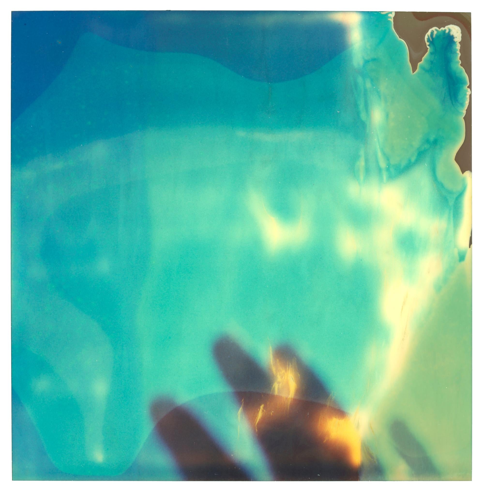 Stefanie Schneider Landscape Photograph – Hand in the Sky (Malibu) – analog, montiert