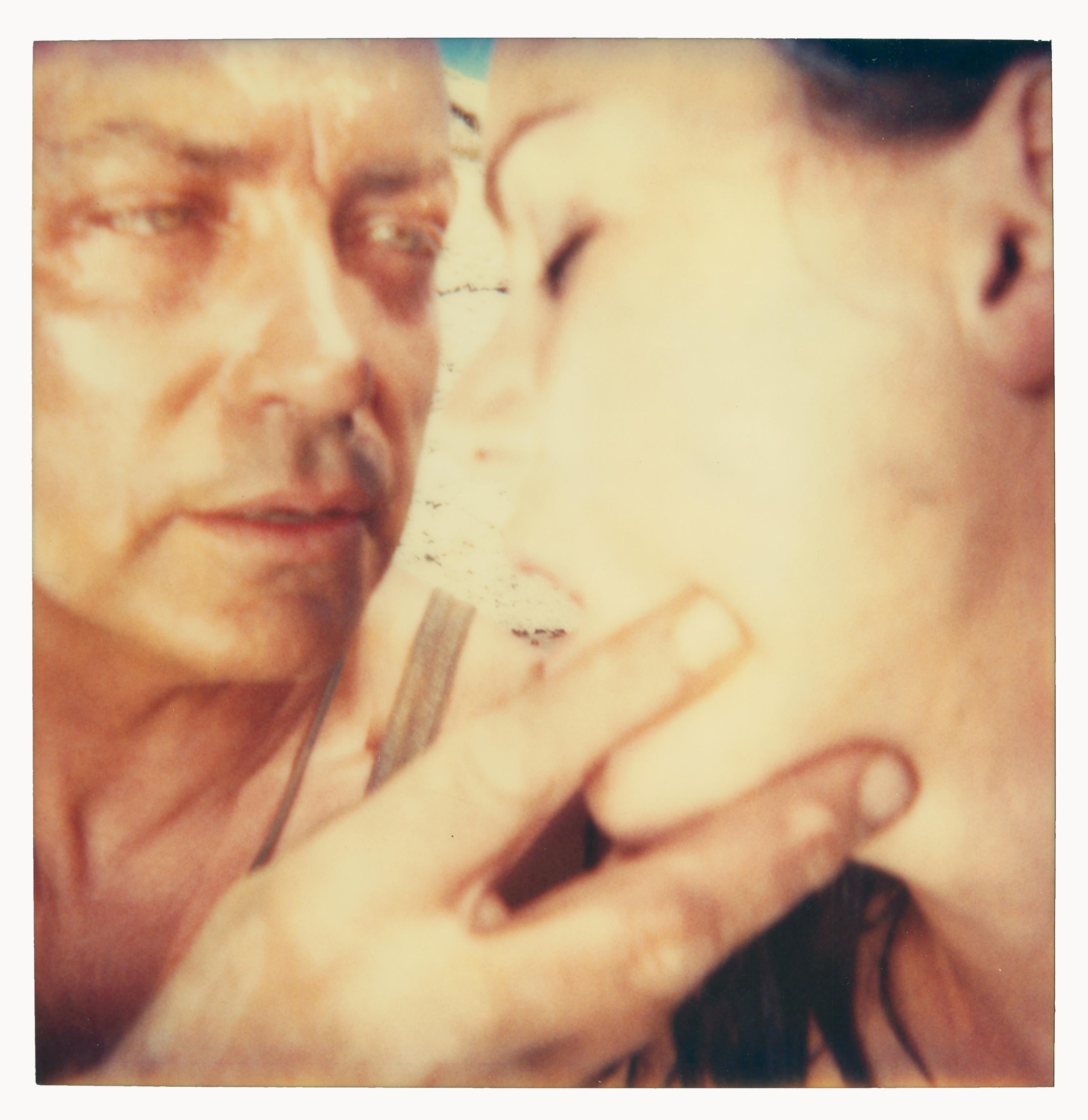Hans et Penelope (Immaculate Springs) avec Udo Kier et Jacinda Barrett - Contemporain Photograph par Stefanie Schneider