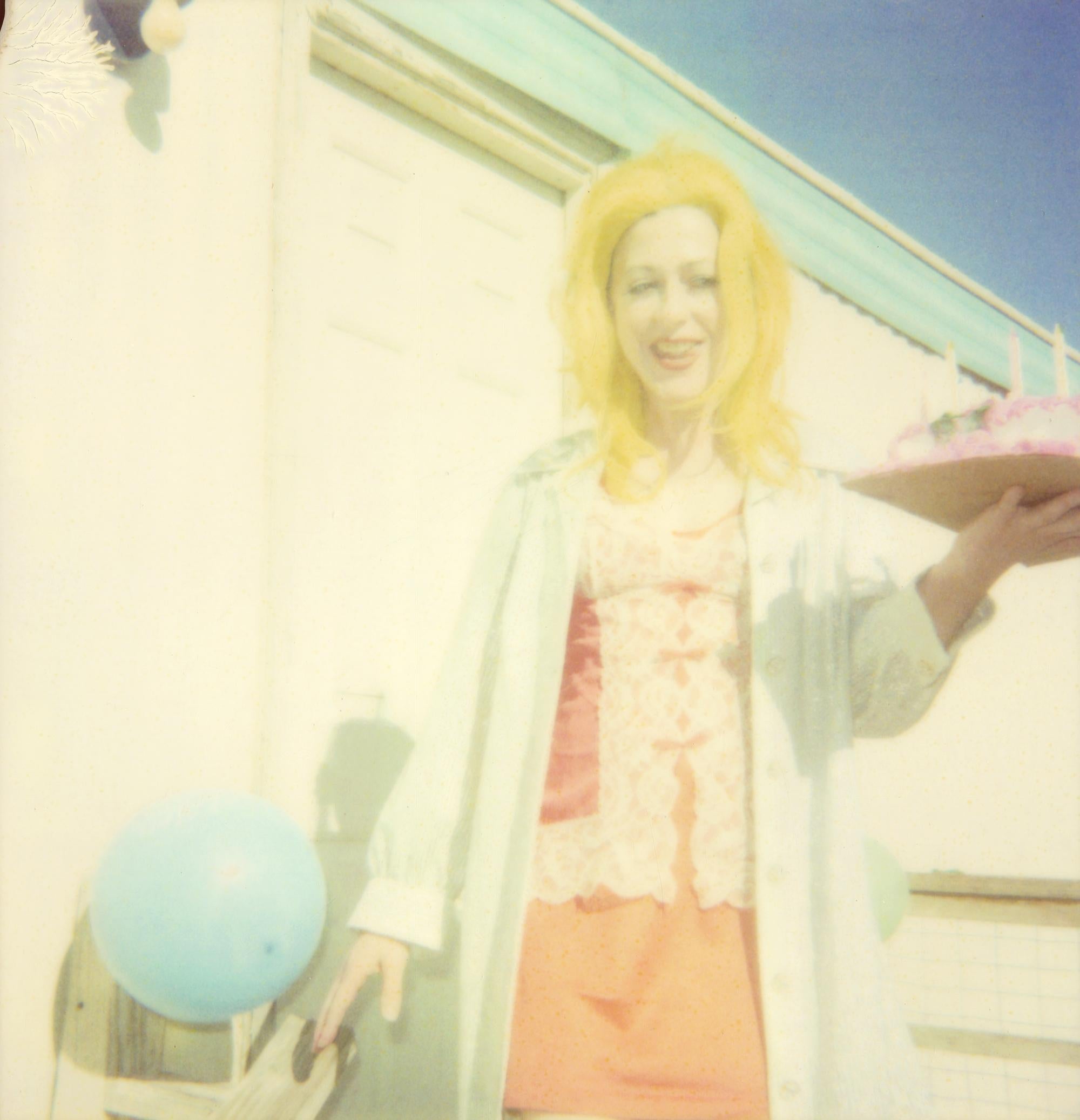 Stefanie Schneider Color Photograph – Happy Birthday (Oxanas 30. Geburtstag) – Polaroid