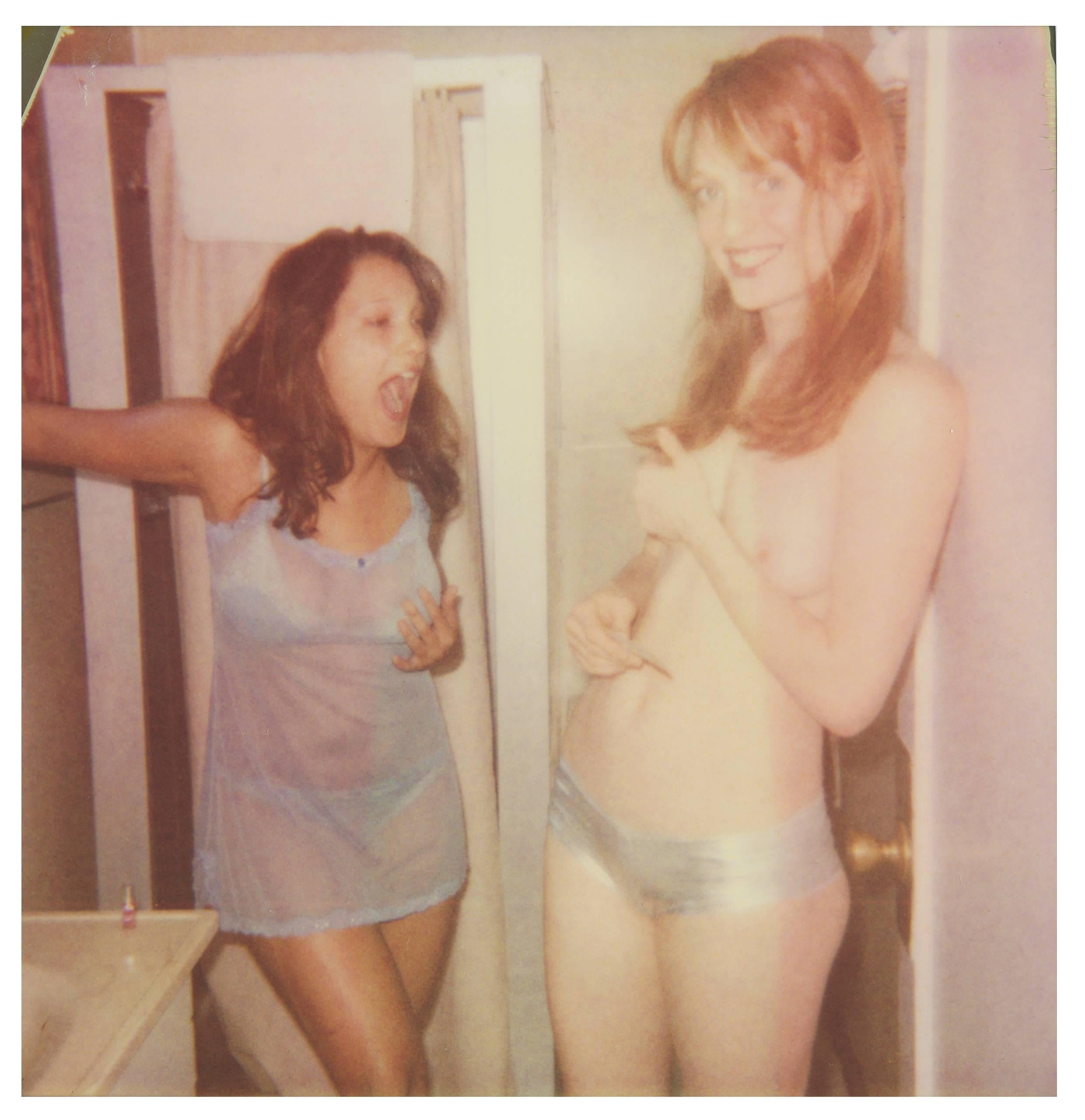 Nude Photograph Stefanie Schneider - « Happy Days » de Till Death do us Part avec Daisy McCrackin sur un polaroid