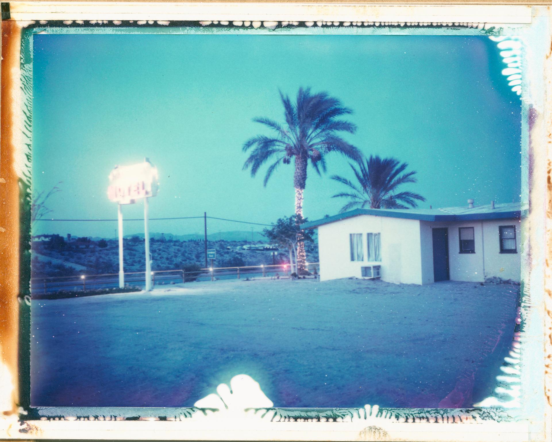 Stefanie Schneider Color Photograph – Harmony Motel (29 Palms, Kalifornien)