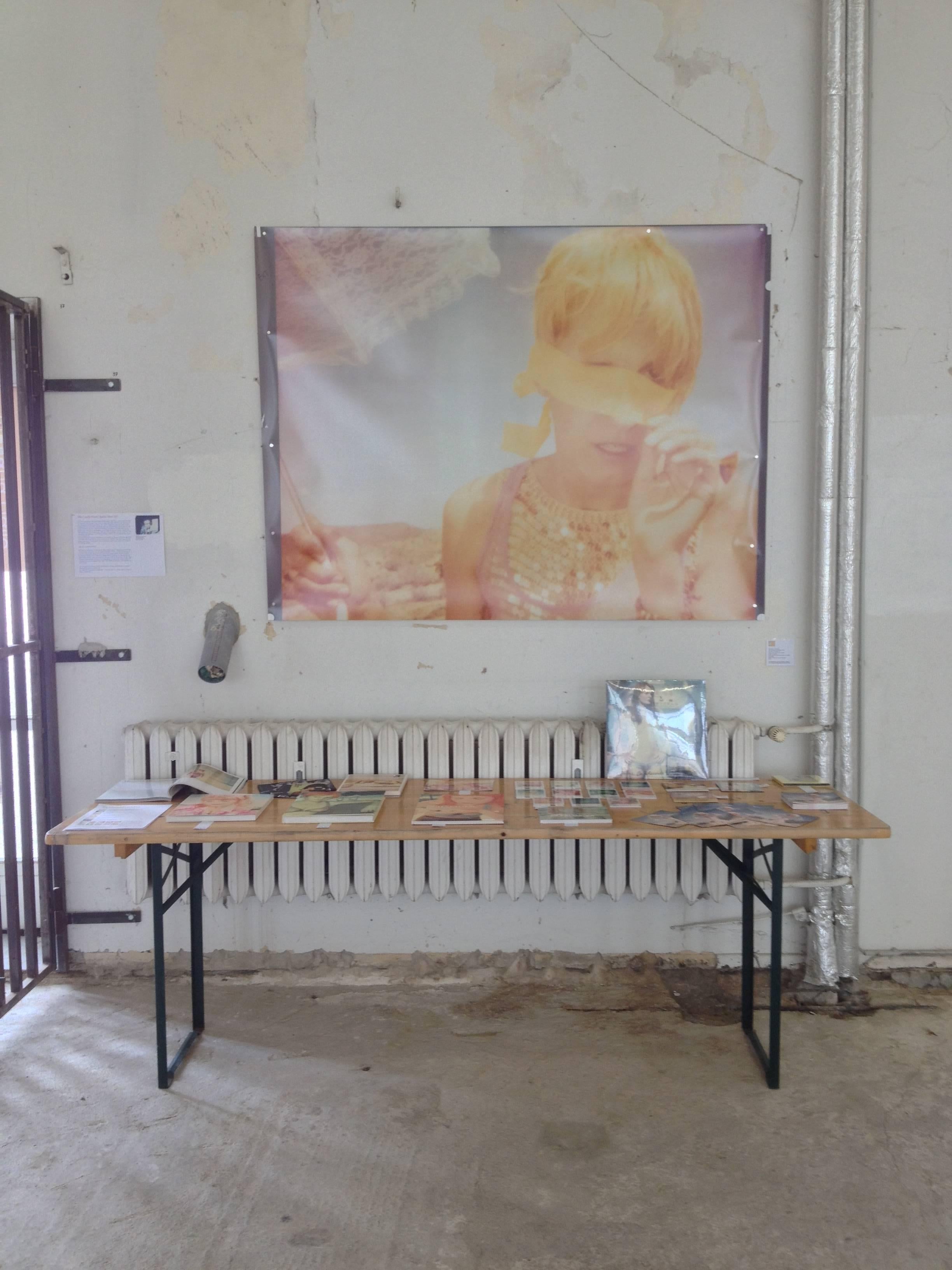Il sogno di Heather - Contemporaneo, Ritratto, Donne, Polaroid, 21° secolo, Colore in vendita 1