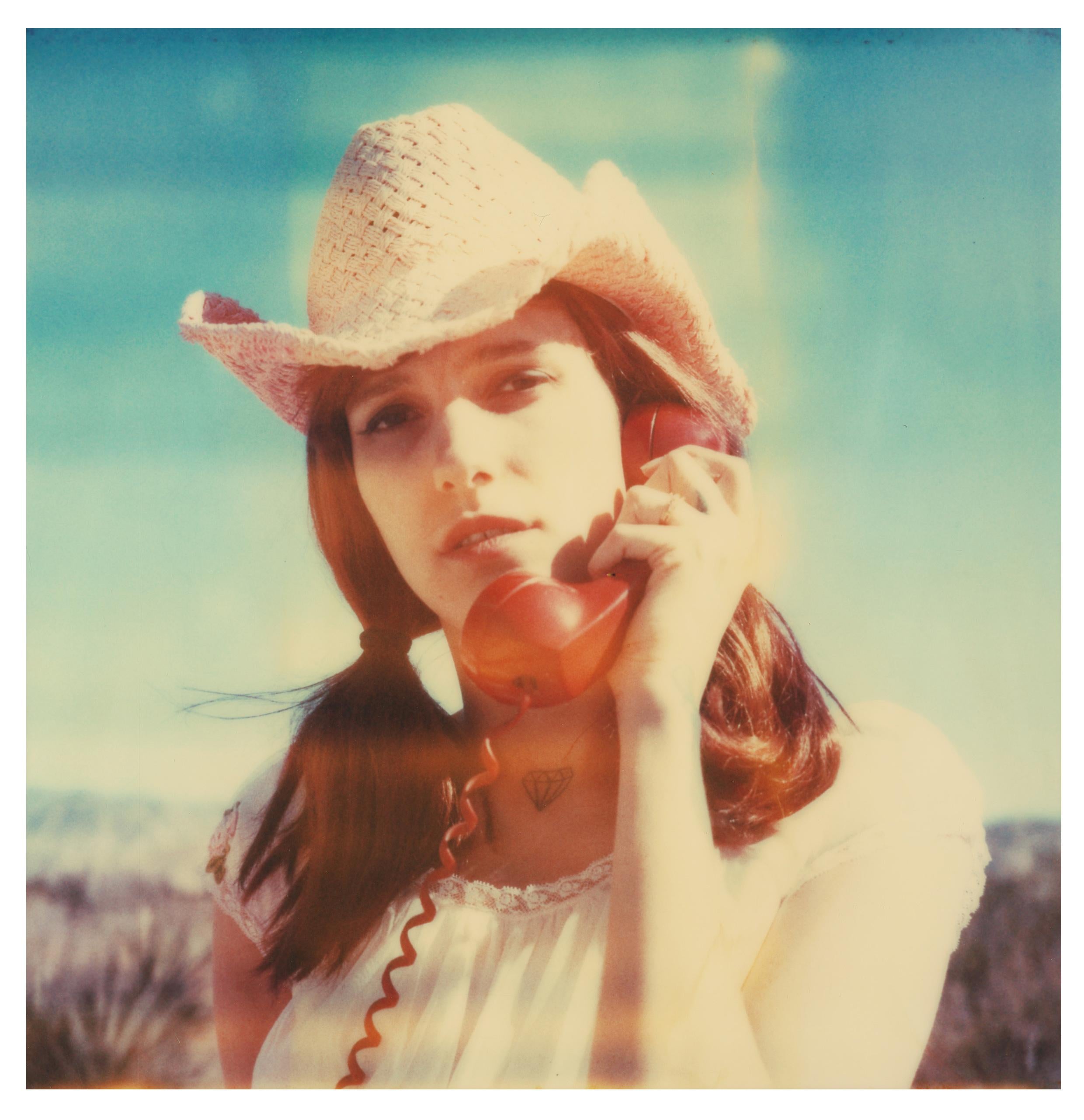 Portrait Photograph di Stefanie Schneider - La sua ultima chiamata (The Girl behind the White Picket Fence) - Polaroid, 21° secolo