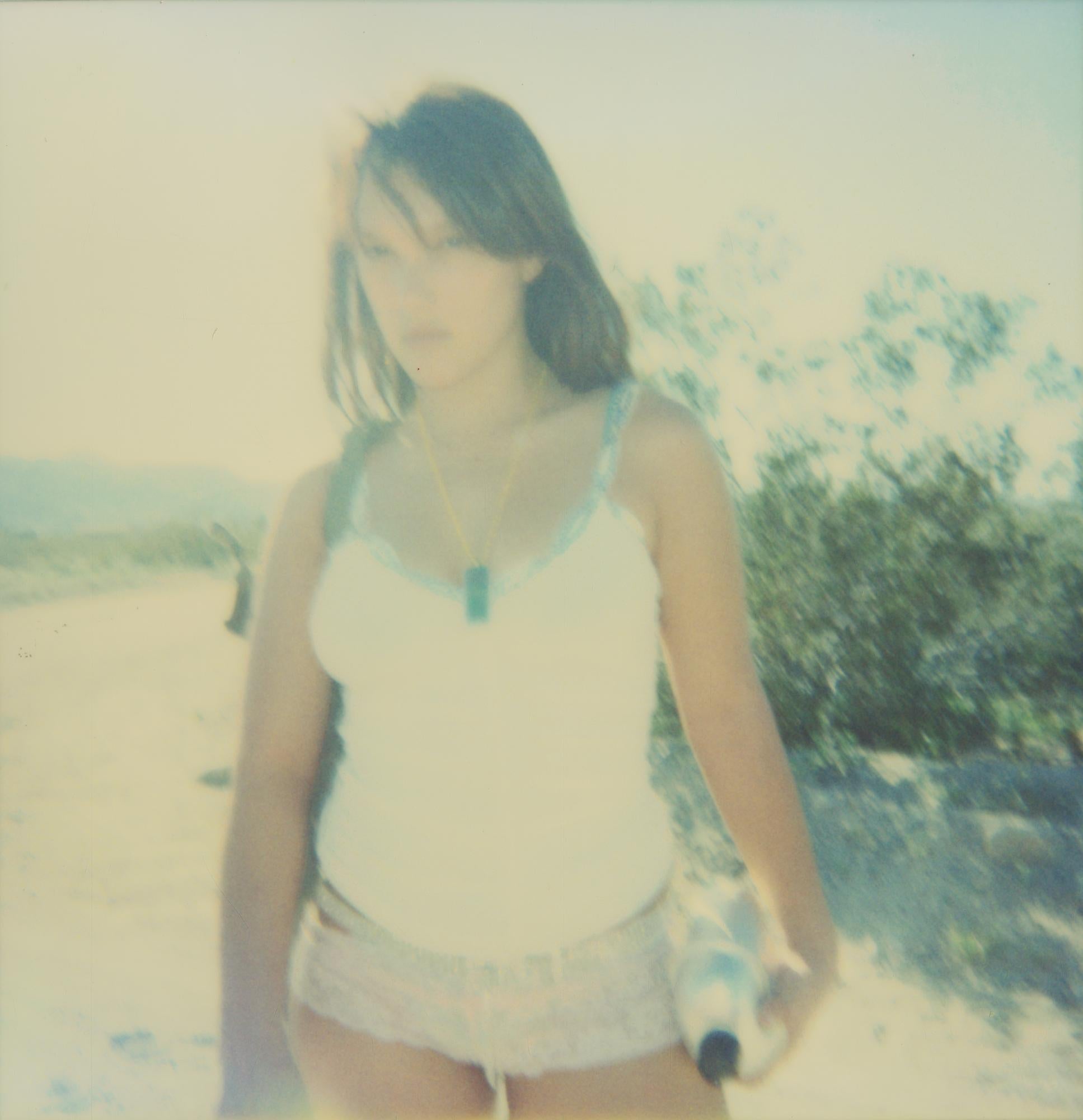 Stefanie Schneider Color Photograph – Hitchhiking (Till Death do us Part) - Zeitgenössisch, Polaroid, Frauen