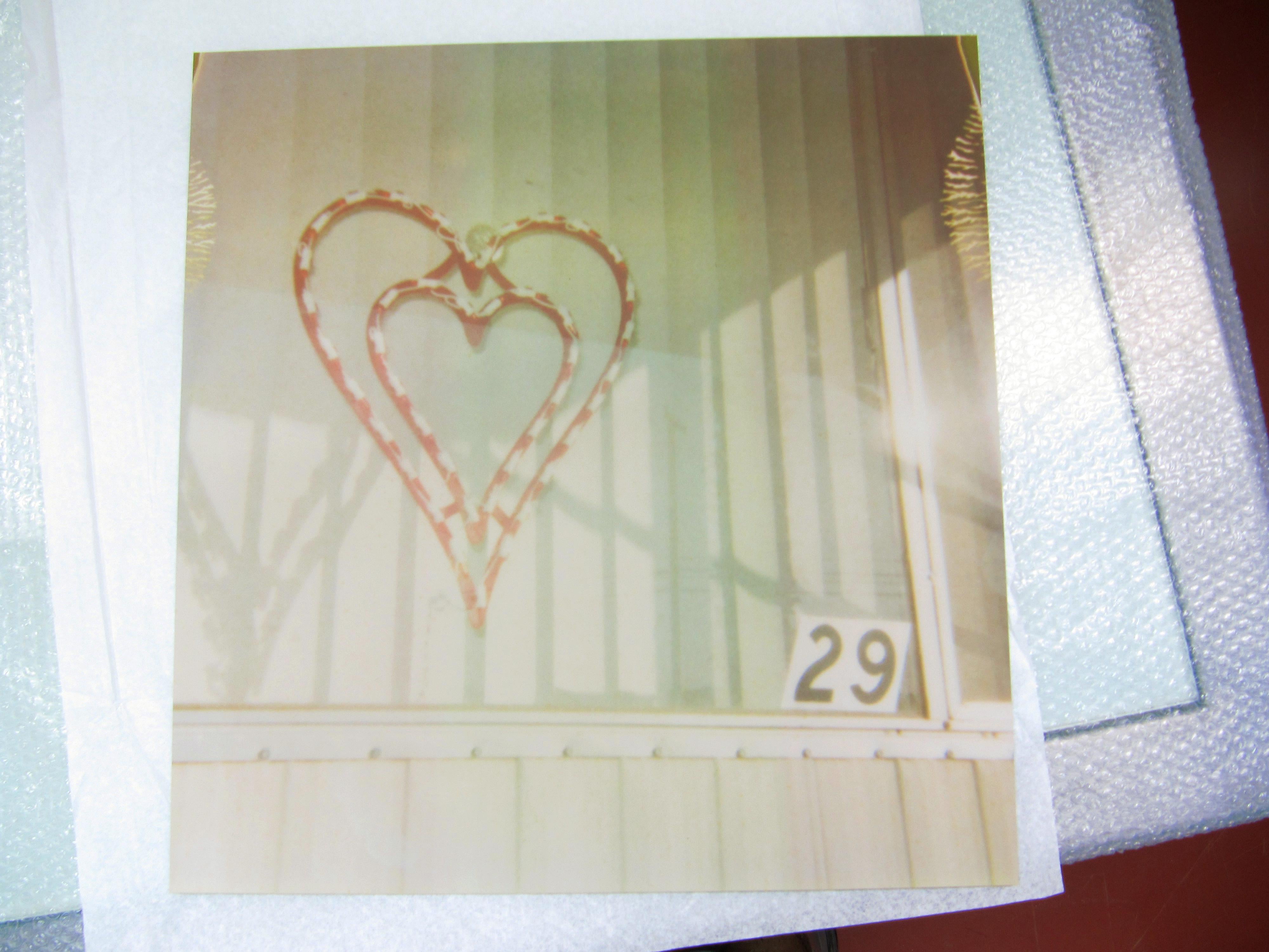 Home, sweet 29 (Das 30. Geburtstag von Oxana) – Teil des Projekts 29 Palms, CA – Photograph von Stefanie Schneider