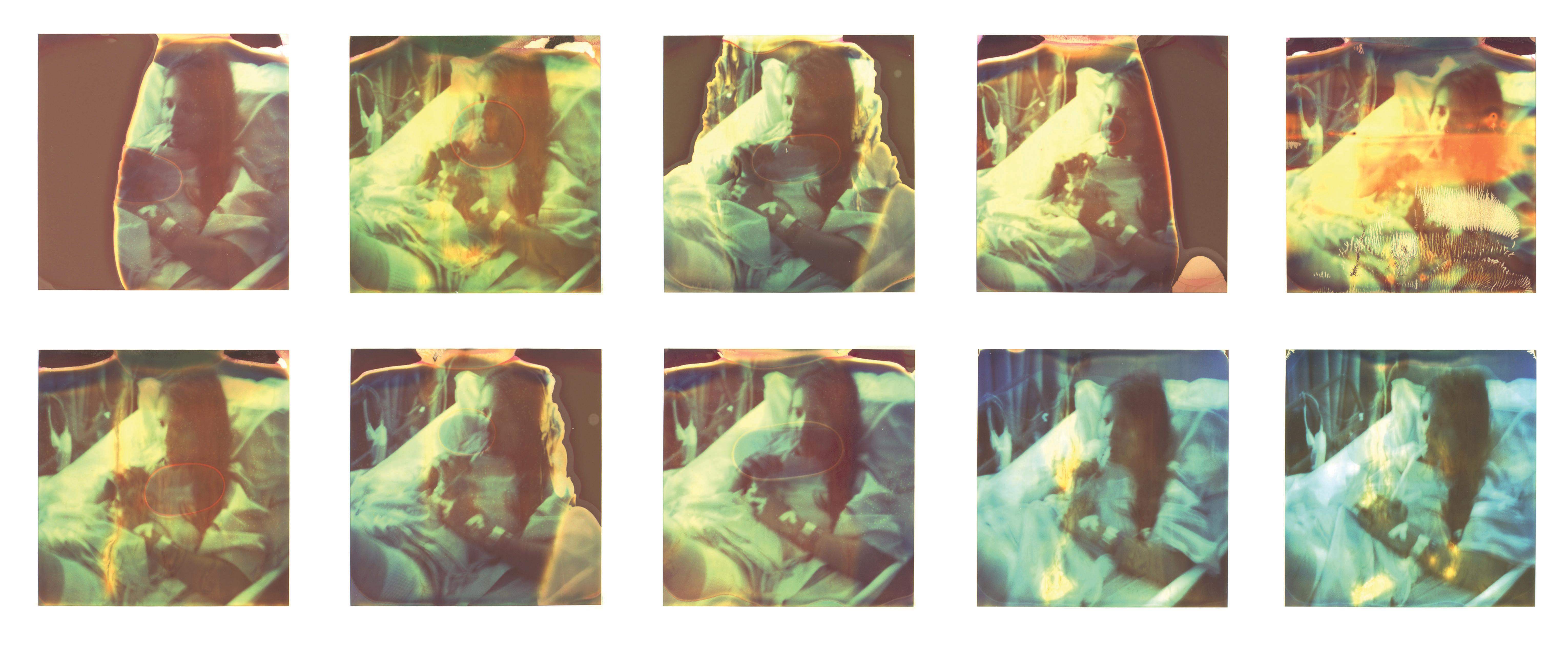 Portrait Photograph de Stefanie Schneider - Hospital (Quemado) - 10 piezas - montado - Polaroid, Contemporáneo, Siglo XXI