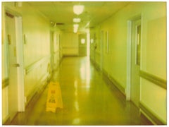Hôpital (banlieue) - Contemporain, Polaroïd, Photographie