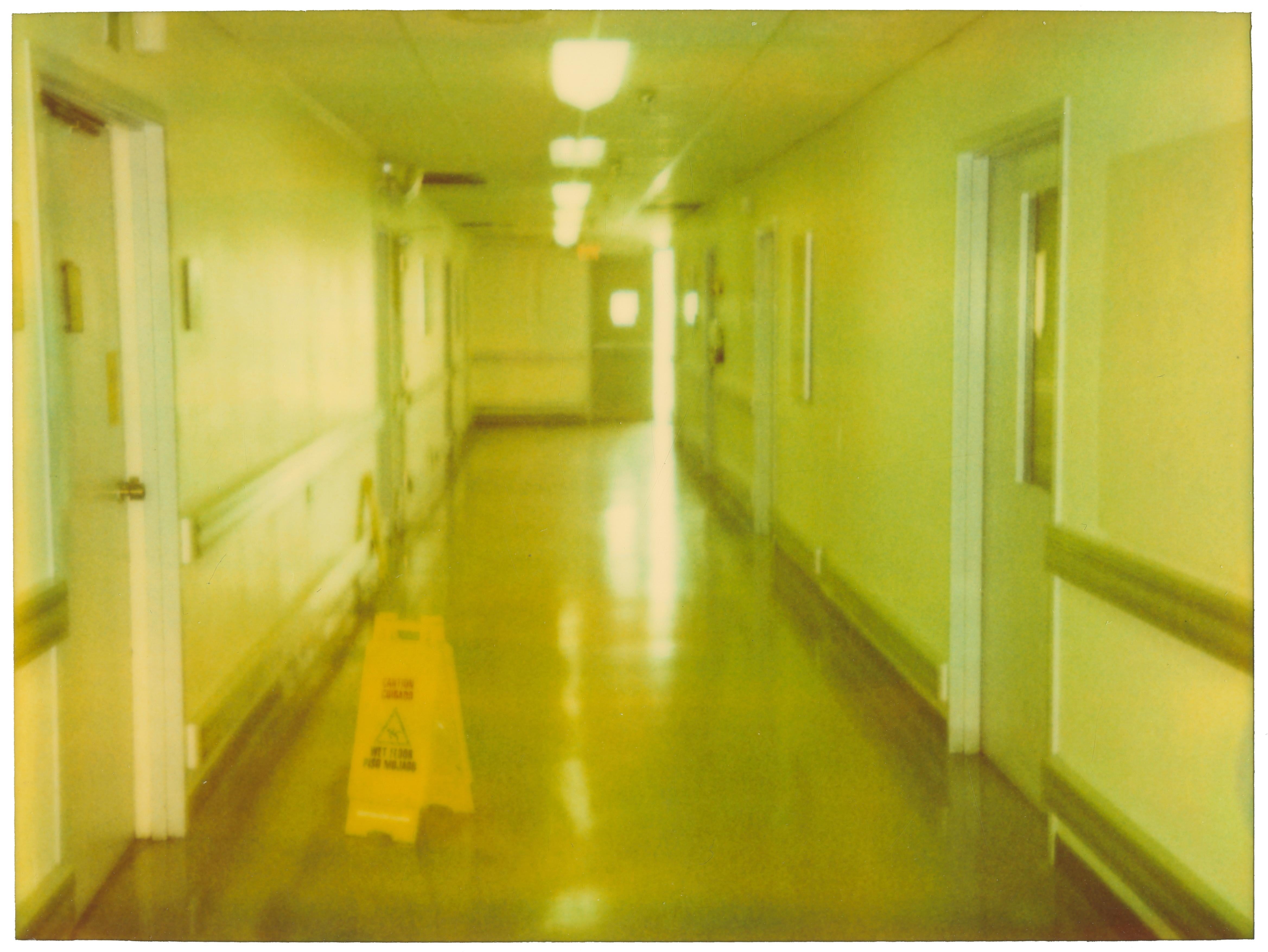 Stefanie Schneider Portrait Photograph – Hospital Ward (Südamerika) – Zeitgenössisch, Polaroid, Fotografie