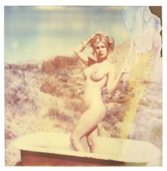 Hot Tub (50x50cm) - Zeitgenössisch, Polaroid, Nackt, Frauen, 21. Jahrhundert, Farbe