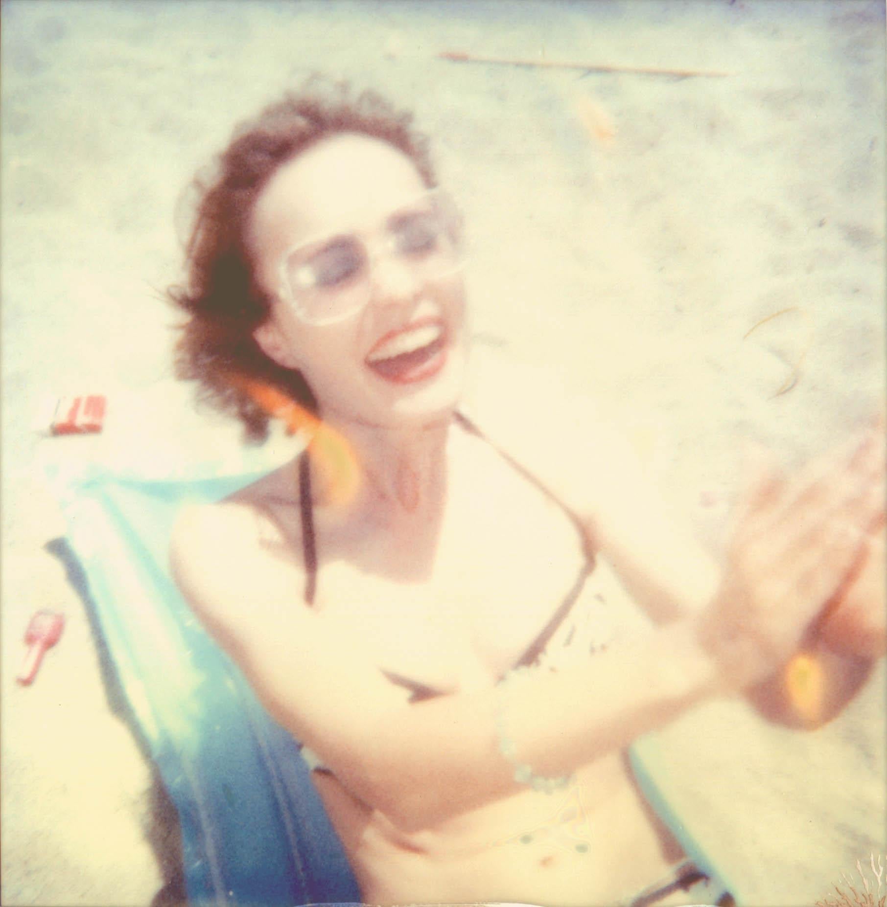Color Photograph de Stefanie Schneider - Histeria (Beachshoot) - Polaroid, Contemporáneo